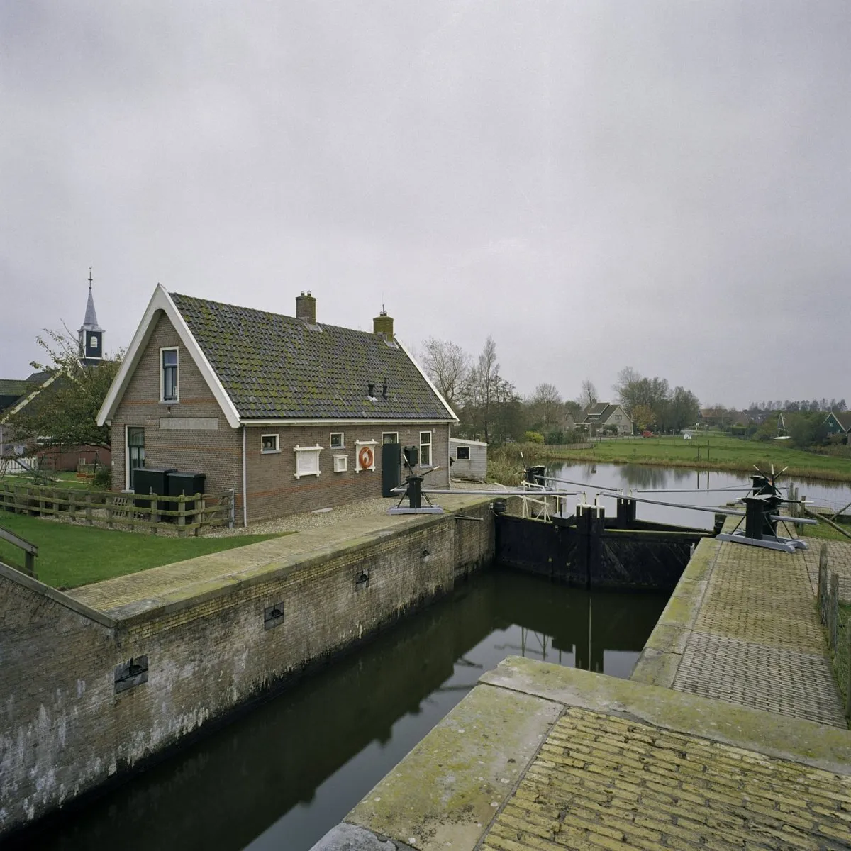 Photo showing: Groote- of Oudesluis: Overzicht op sluis en sluiswachterswoning (opmerking: Gefotografeerd voor Monumenten In Nederland Noord-Holland)