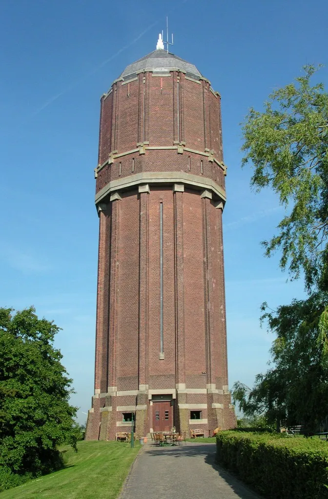Photo showing: De watertoren van Wieringerwaard, gebouwd in 1928 is 51,3 meter hoog.
The water tower of Wieringerwaard, bild in 1928 and is 51.3 meters long