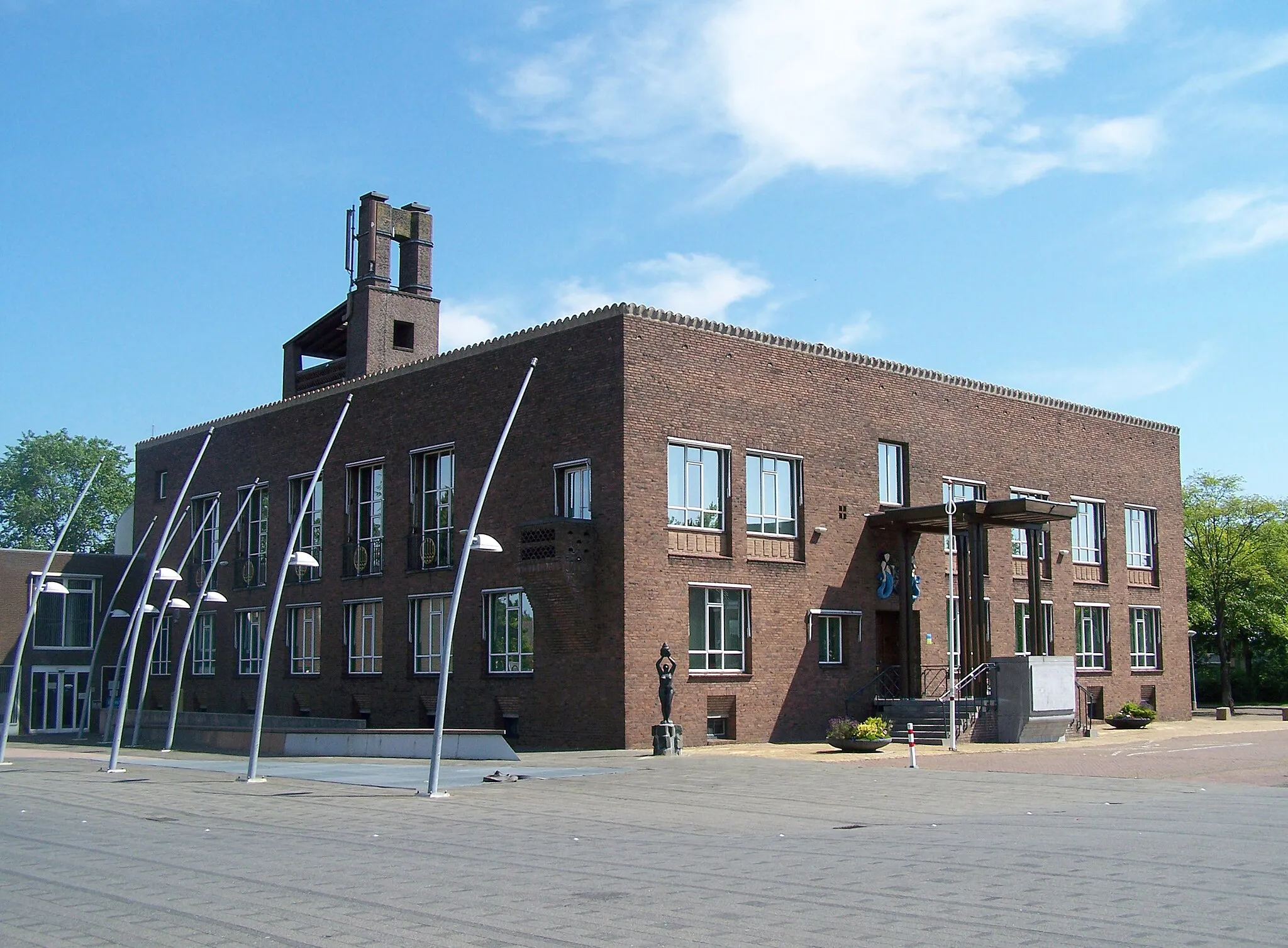 Photo showing: The Townhall of Wieringermeer in Wieringerwerf at the Loggersplein. Designed by Berghoef & Klarenbeek in 1955.