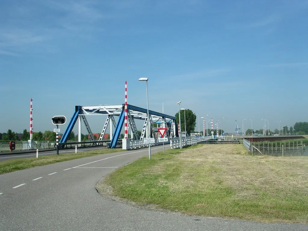 Photo showing: De brug en sluis van Amsteldiepdijk bij Van Ewijcksluis.
The bridge en lock from Amsteldiepdijk near Van Ewijcksluis.