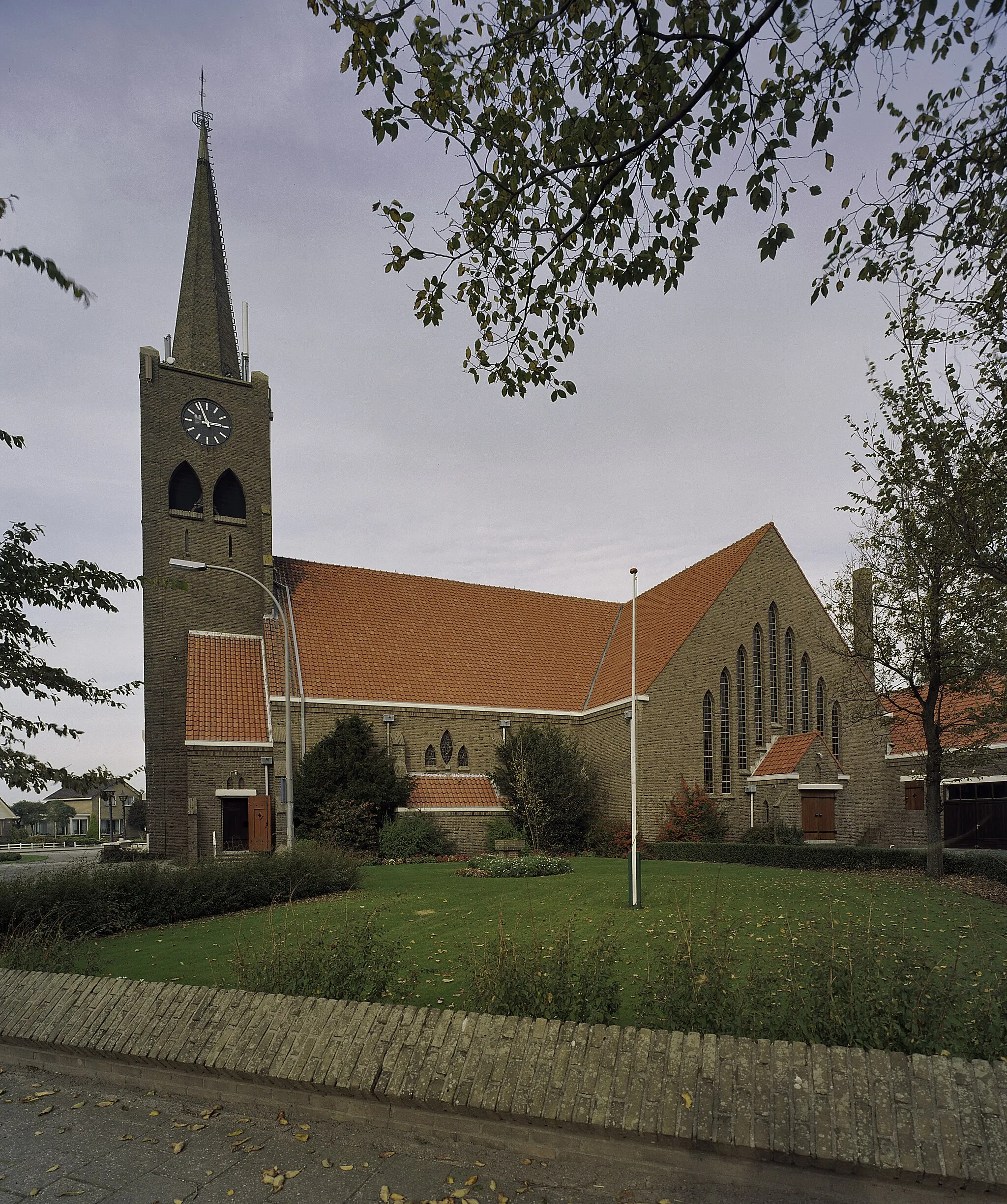 Photo showing: Katholieke Sint Johannes Evangelistkerk: Kruiskerk, overzicht zuidgevel en oostgevel (opmerking: Gefotografeerd voor Monumenten In Nederland Noord-Holland)