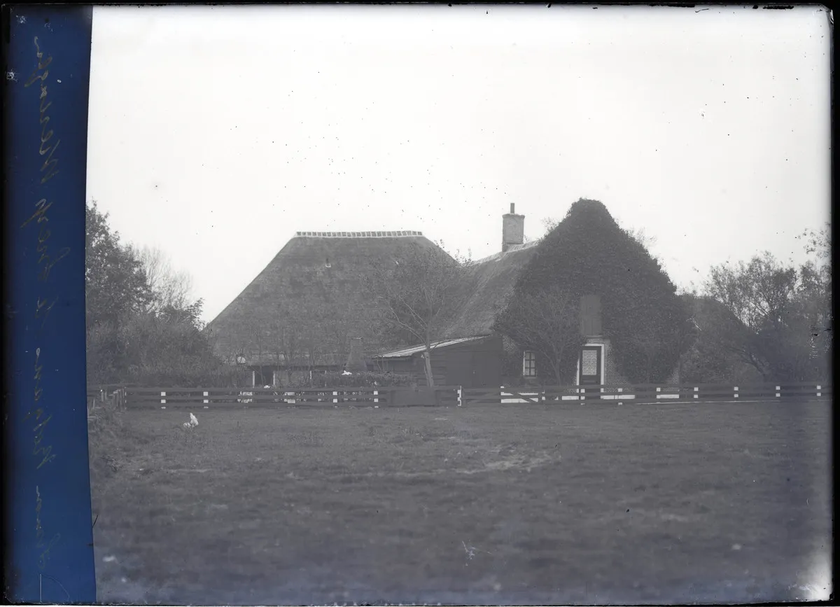Photo showing: Boerderij: Overzicht boerderij (opmerking: Klaas Uilkema onderzocht deze boerderij op 27 april 1921)