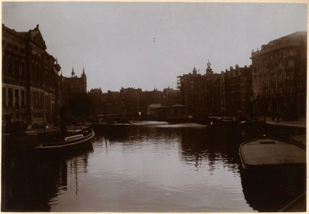 Photo showing: Paesi Bassi, Amsterdam, Veduta del Canale Rokin All'altezza Della Darsena; 1904 ca.; stampa alla celloidina; 80X117