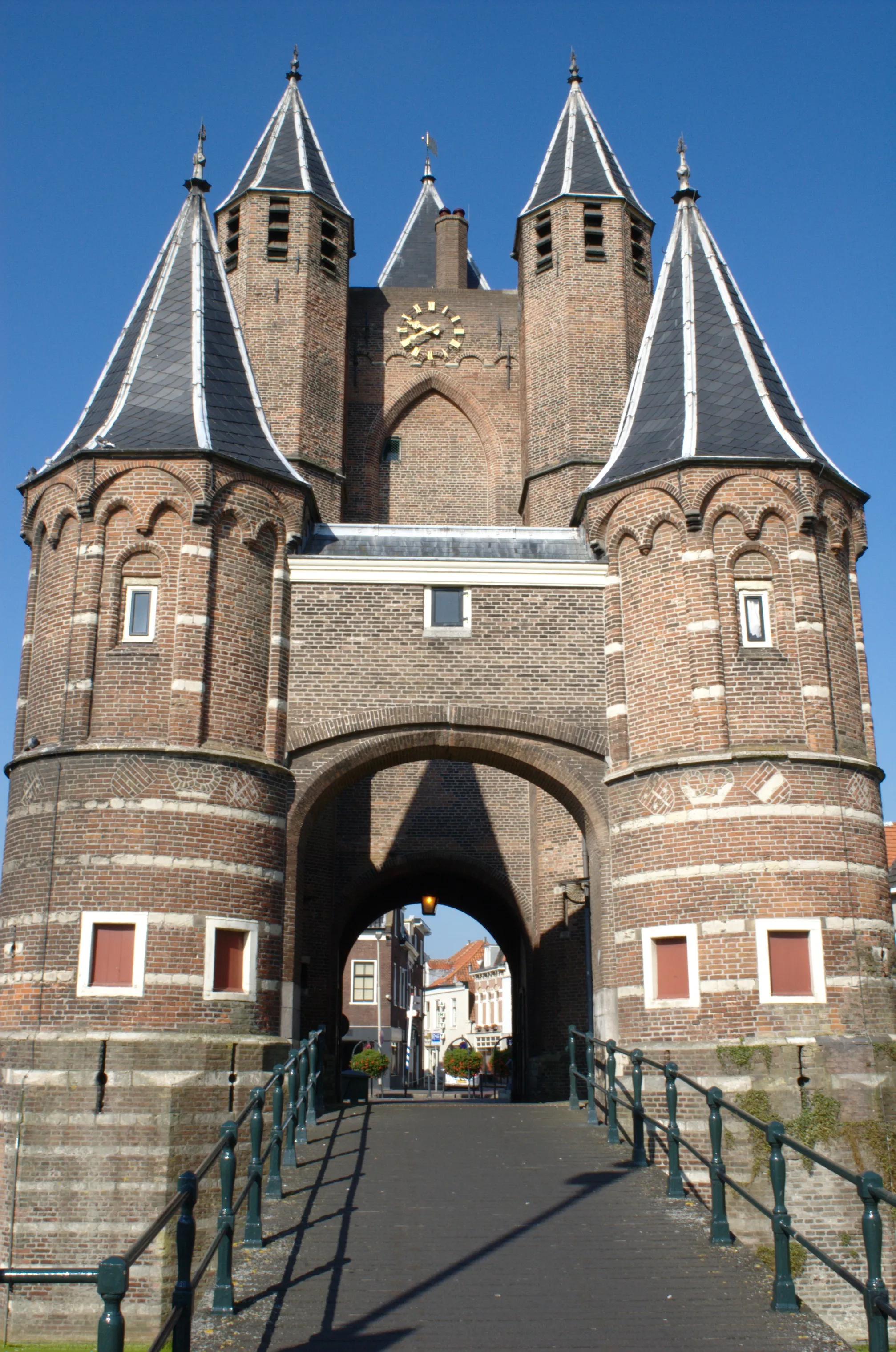 Photo showing: The Spaarnwouder- or Amsterdamse poort is the only gate of Haarlem that is still standing. It's now a landmark next to the road from Haarlem to Amsterdam.