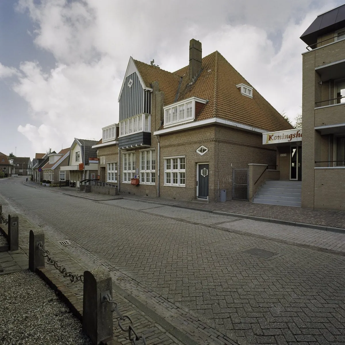 Photo showing: Postkantoren: Postkantoor, overzicht voorgevel en rechter zijgevel (opmerking: Gefotografeerd voor Monumenten In Nederland Noord-Holland)