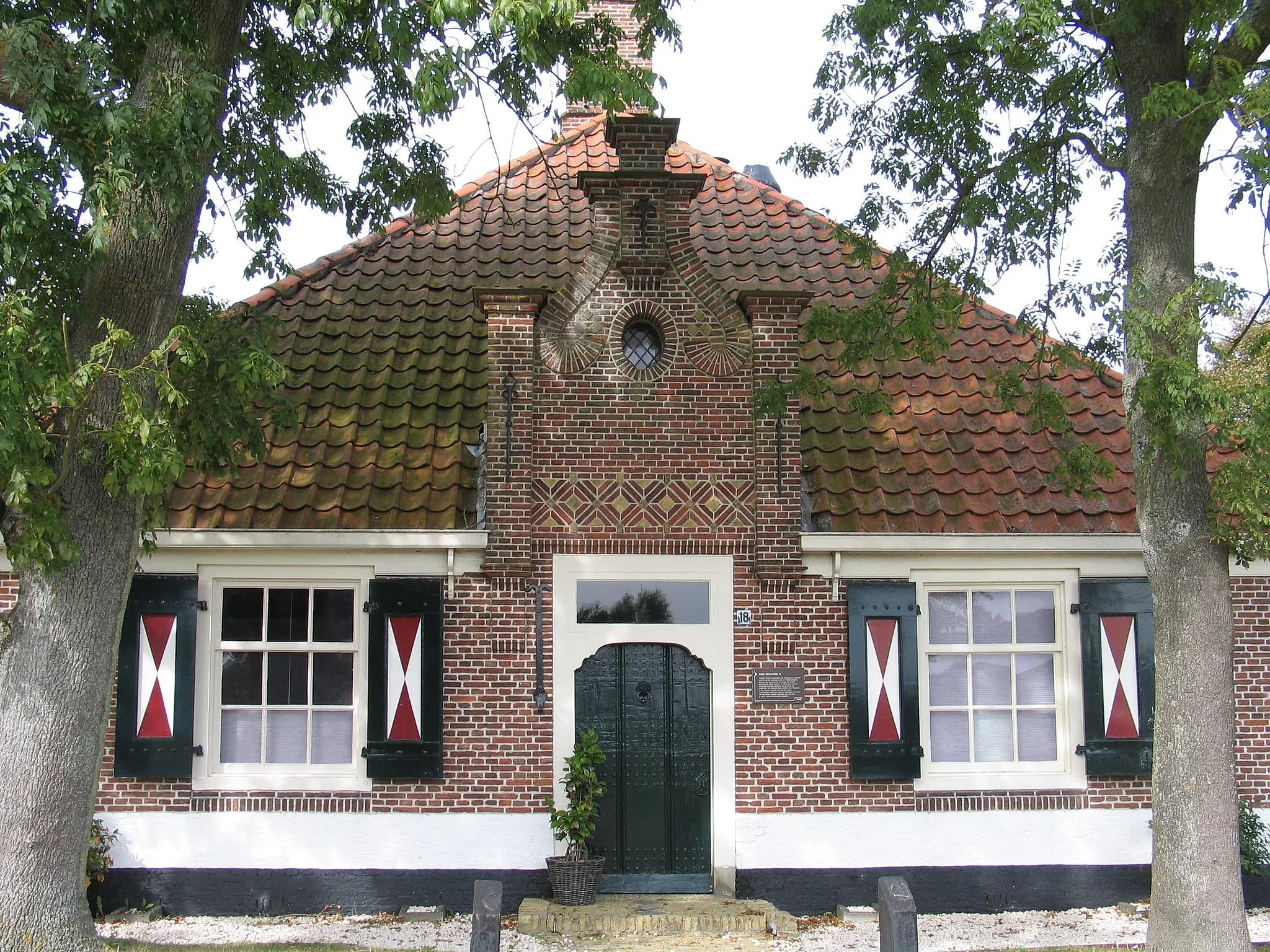 Photo showing: Een op de Monumentenlijst geplaatste boerderij bij Egmond aan den Hoef. Deze boerderij is geïnspireerd op de stolpboerderij en ontstaan in de eerste helft van de 20e eeuw, met gebruik van oud materiaal dat van elders kwam.