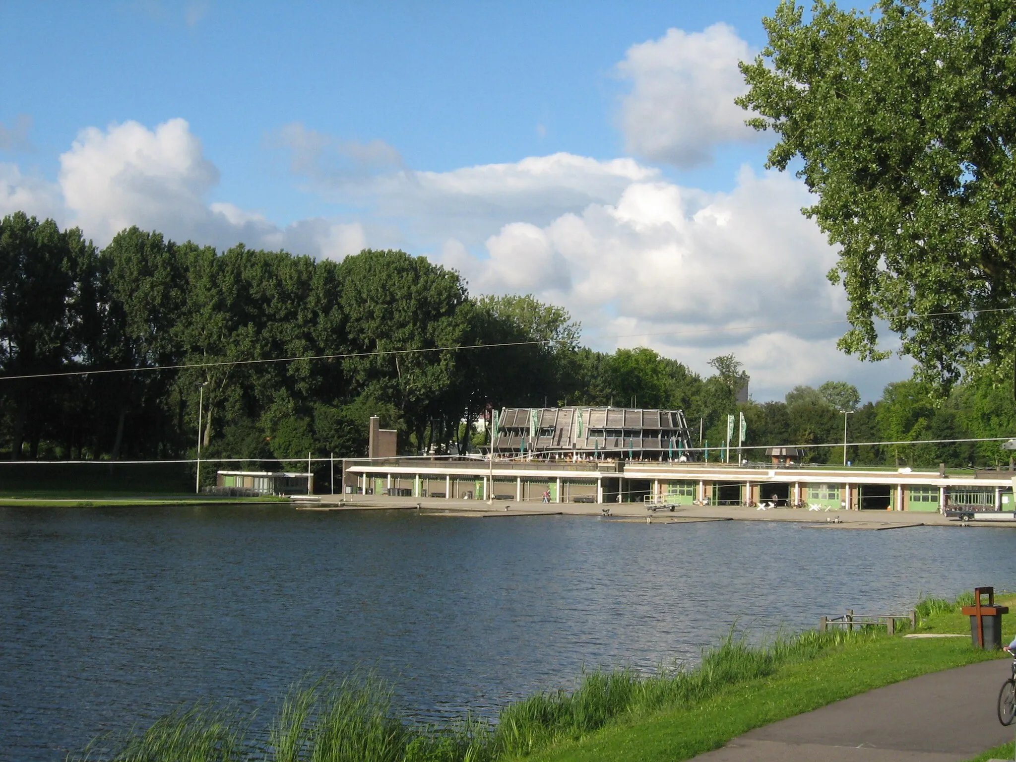 Photo showing: Boathouse on the eastern side of the Bosbaan rowing lake in the Amsterdamse Bos in Amstelveen, the Netherlands.