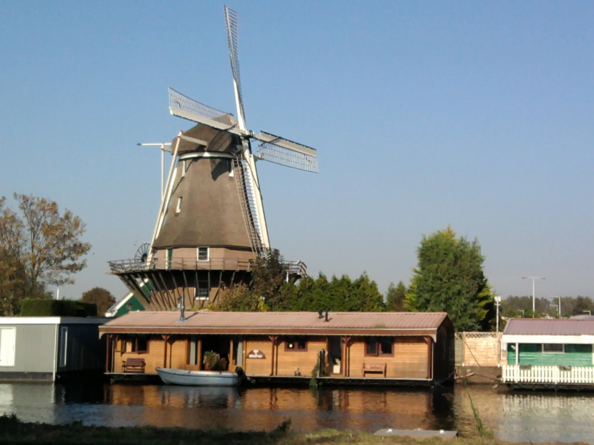 Photo showing: Windmill in Sloten (Amsterdam), with in the foreground houseboats