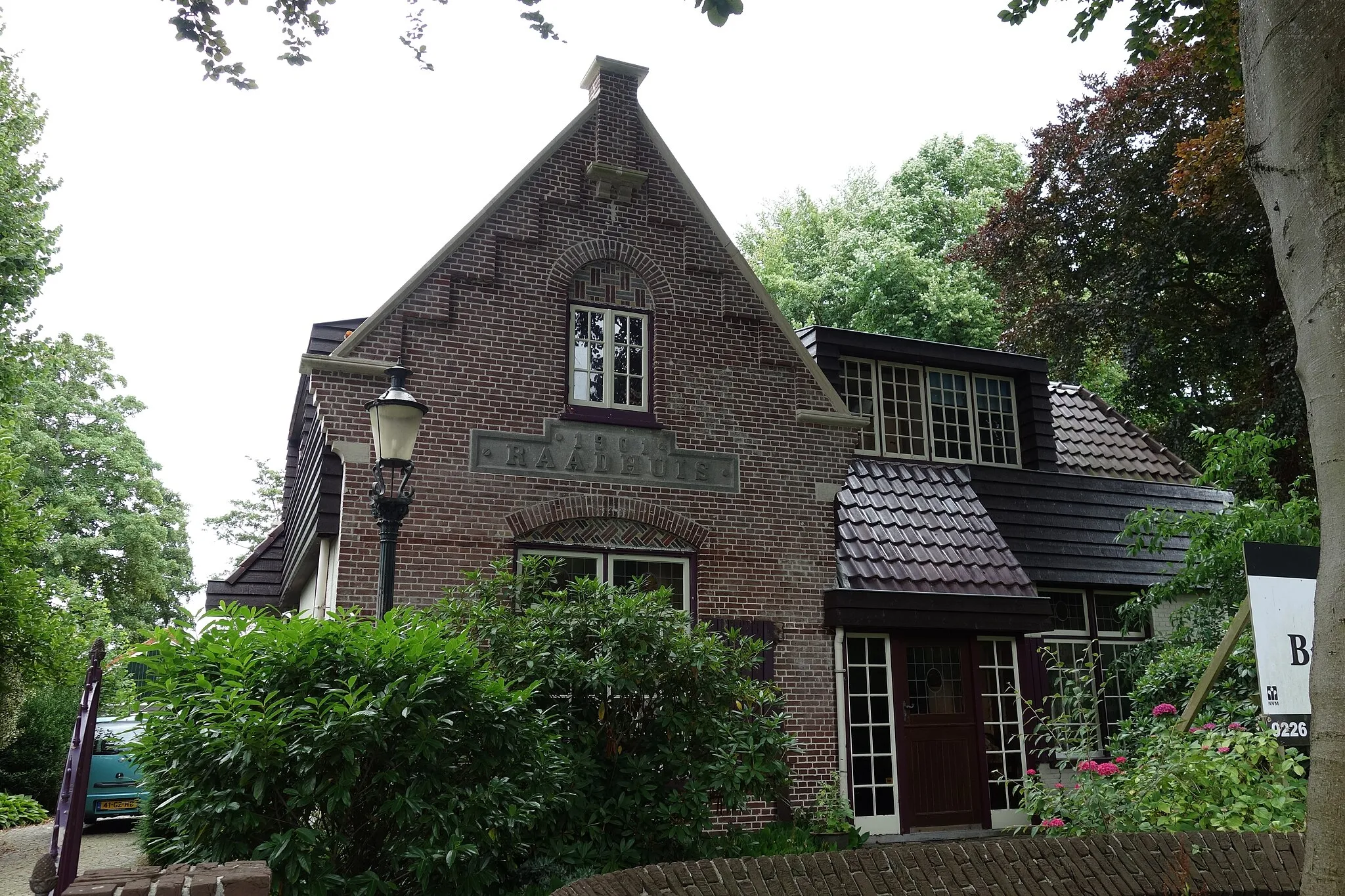Photo showing: Voormalig raadhuis aan de Duinweg in Schoorl. Het pand staat naast zijn voorganger.