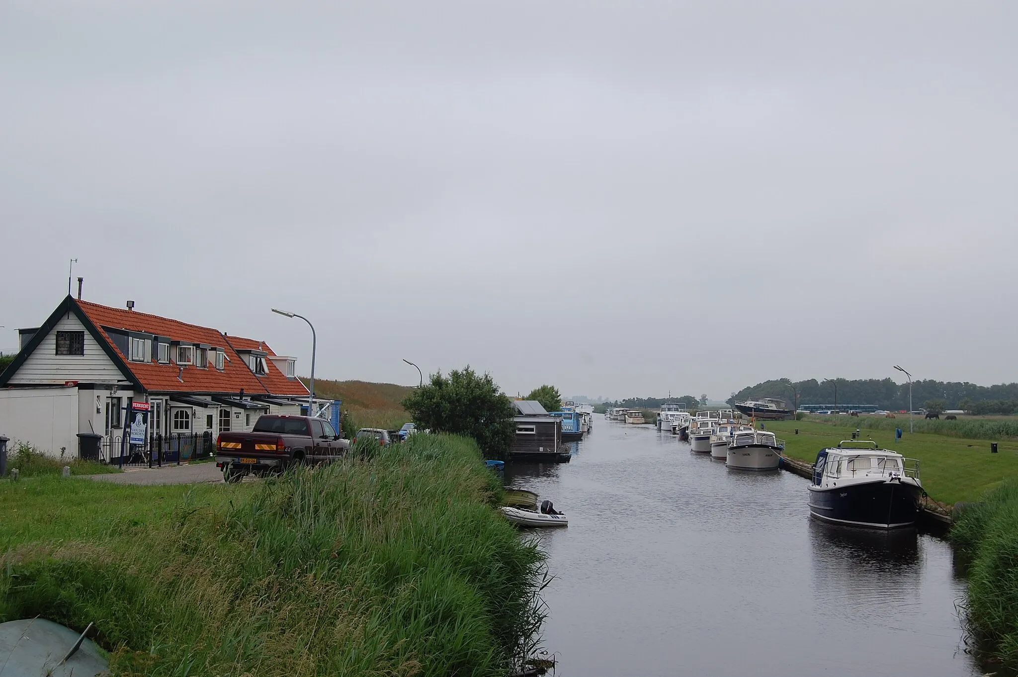 Photo showing: De Hargervaart (Nieuwevaart) die aansluit op het Noordhollandskanaal en eens werd gebruikt om het bekende witte schuurzand uit de duinen van Schoorl af te voeren.