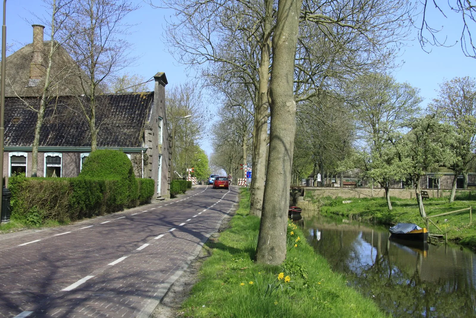 Photo showing: De Dorpsweg in Twisk de belangrijke doorgaansweg door het dorp.