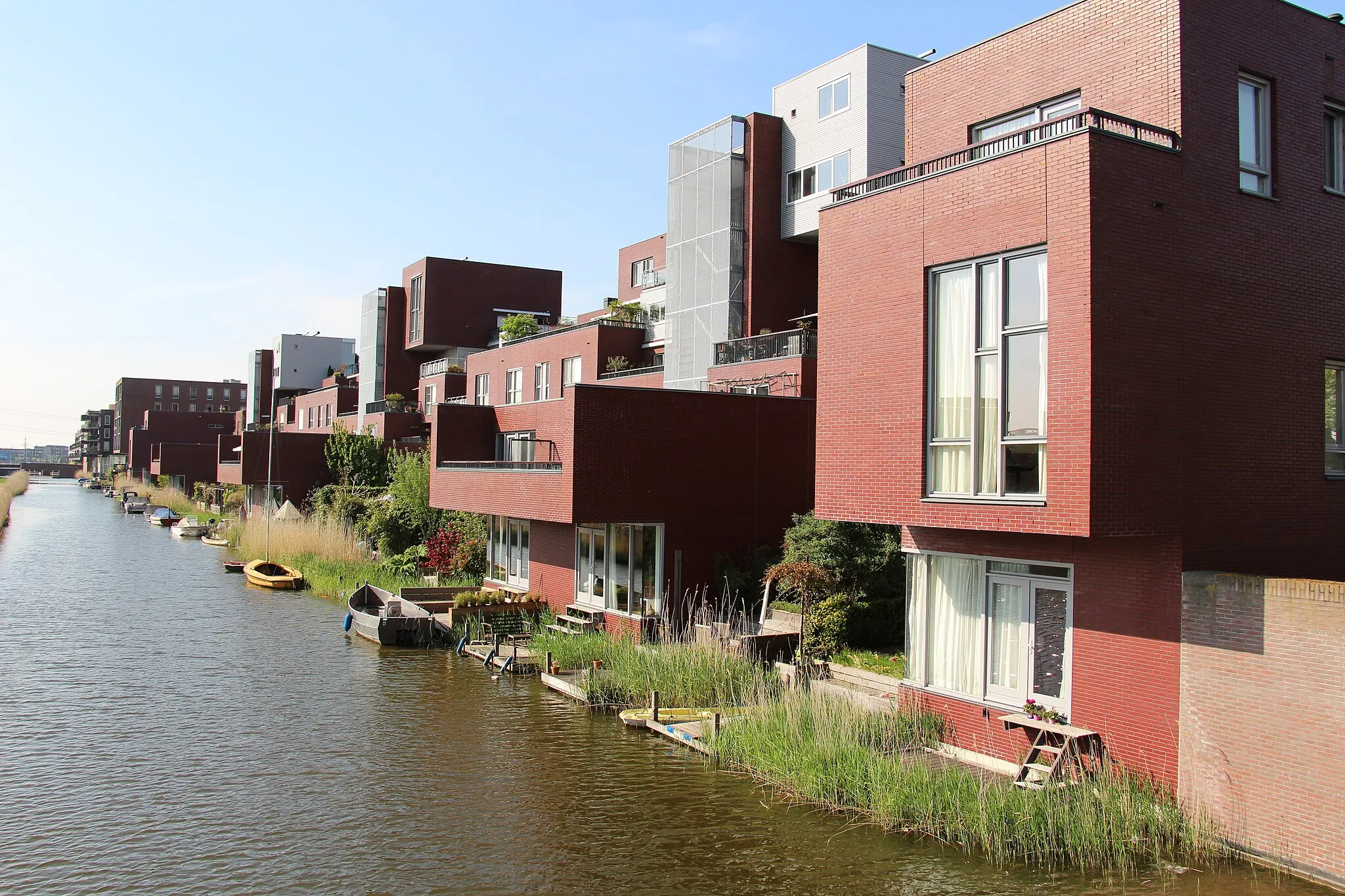 Photo showing: Ijburg - Diemerparklaan

Contemporary housings on the Green Tunnel.