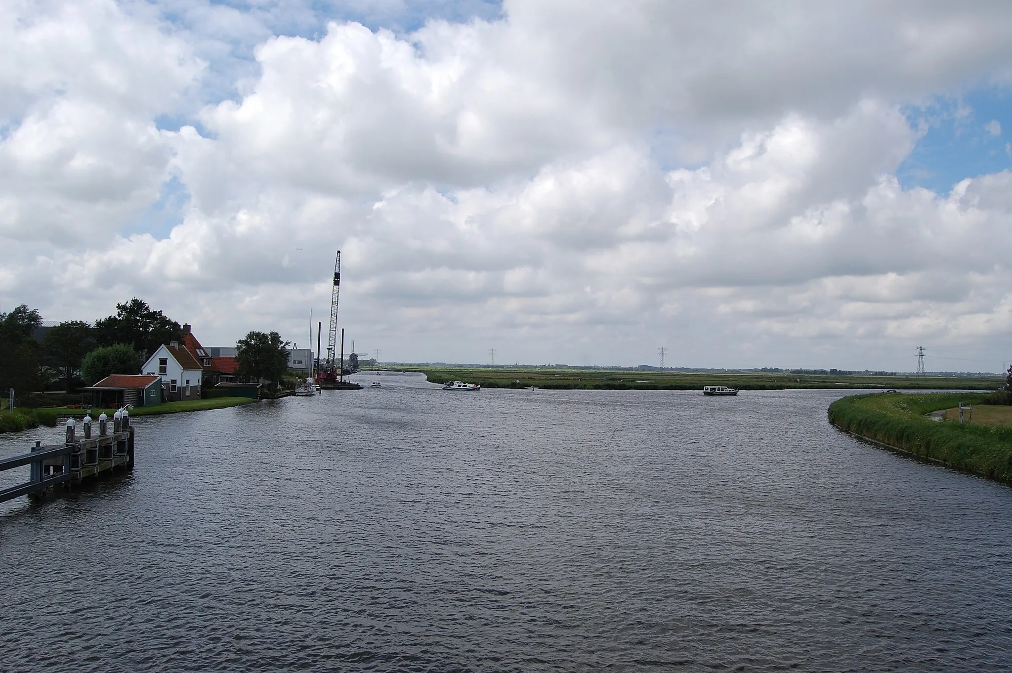 Photo showing: Kruising van de Tapsloot (voor), de Markervaart (rechts) en de Nauernasevaart (linksachter), bij West-Knollendam. Op de achtergrond de molen De Woudaap.