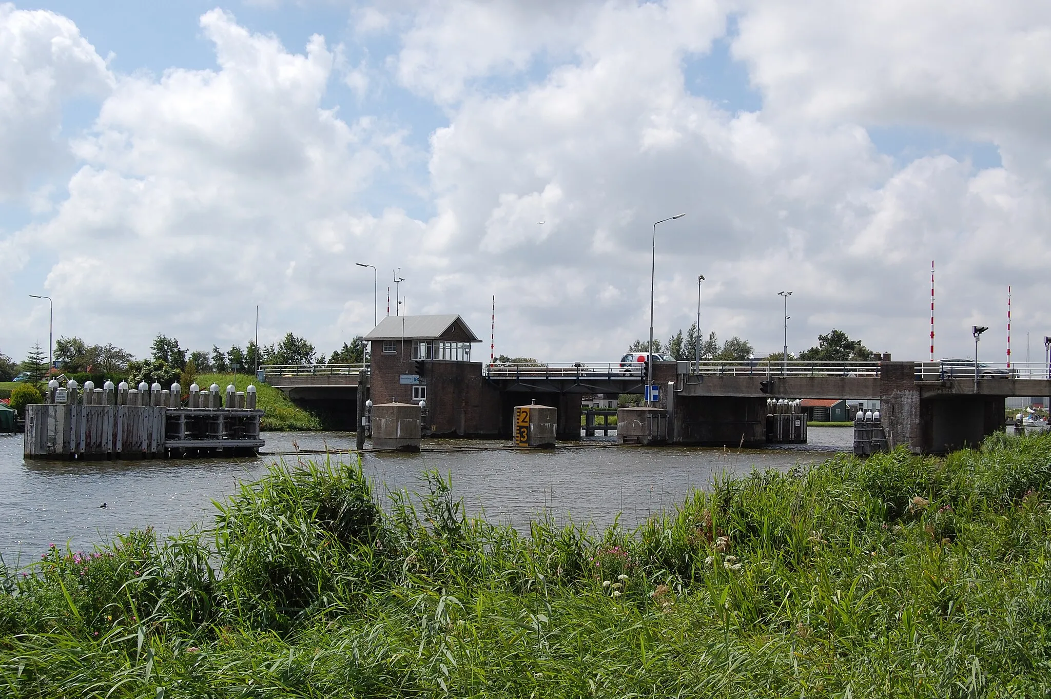 Photo showing: De Beatrixbrug over de Tapsloot bij Westknollendam (In Zaandam is another Beatrixbrug over the Zaan)