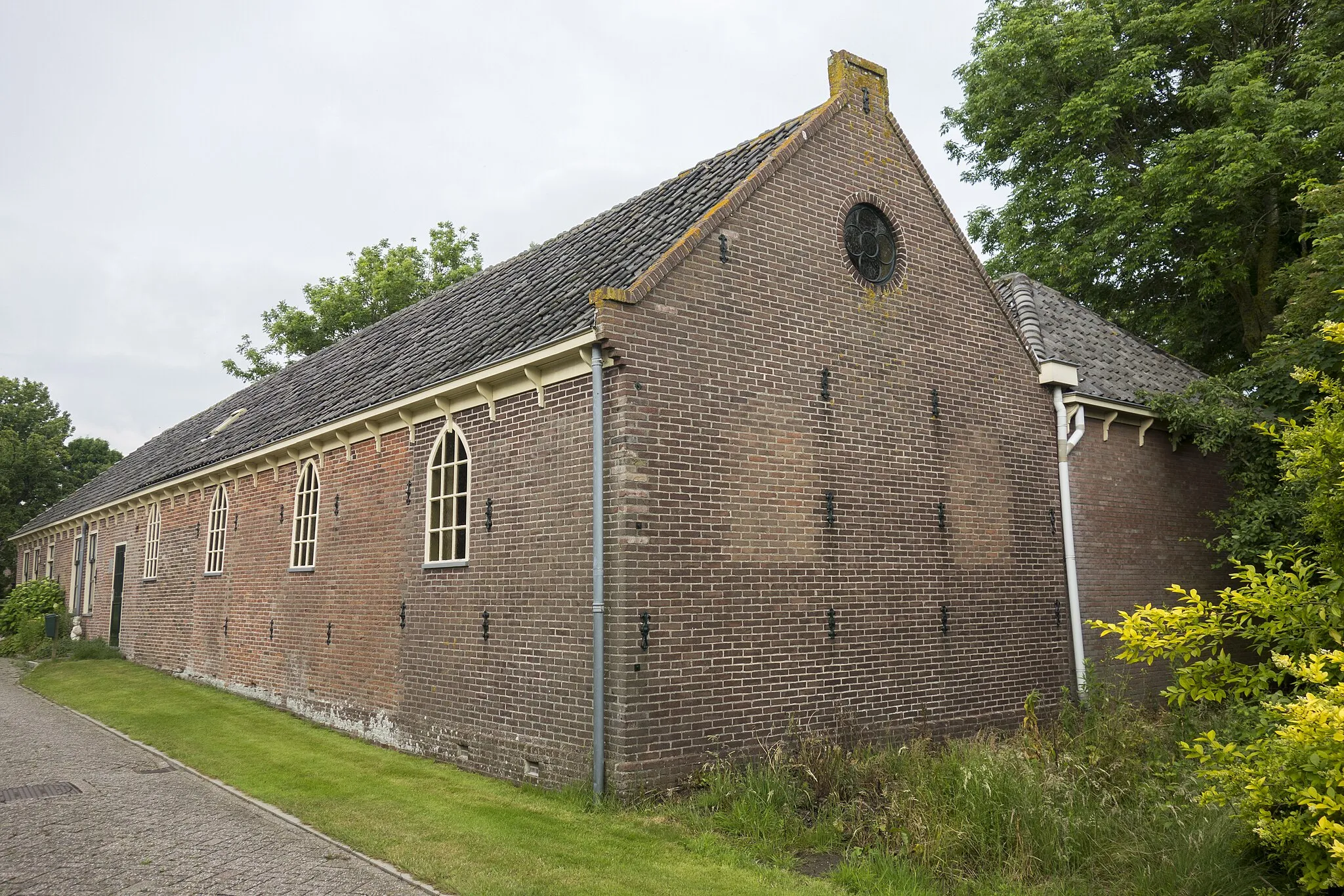 Photo showing: Gereformeerde kerk van Krabbendam. De kerk is zeer eenvoudig van vorm en is daardoor nauwelijks als kerk herkenbaar. Er is géén toren aanwezig.