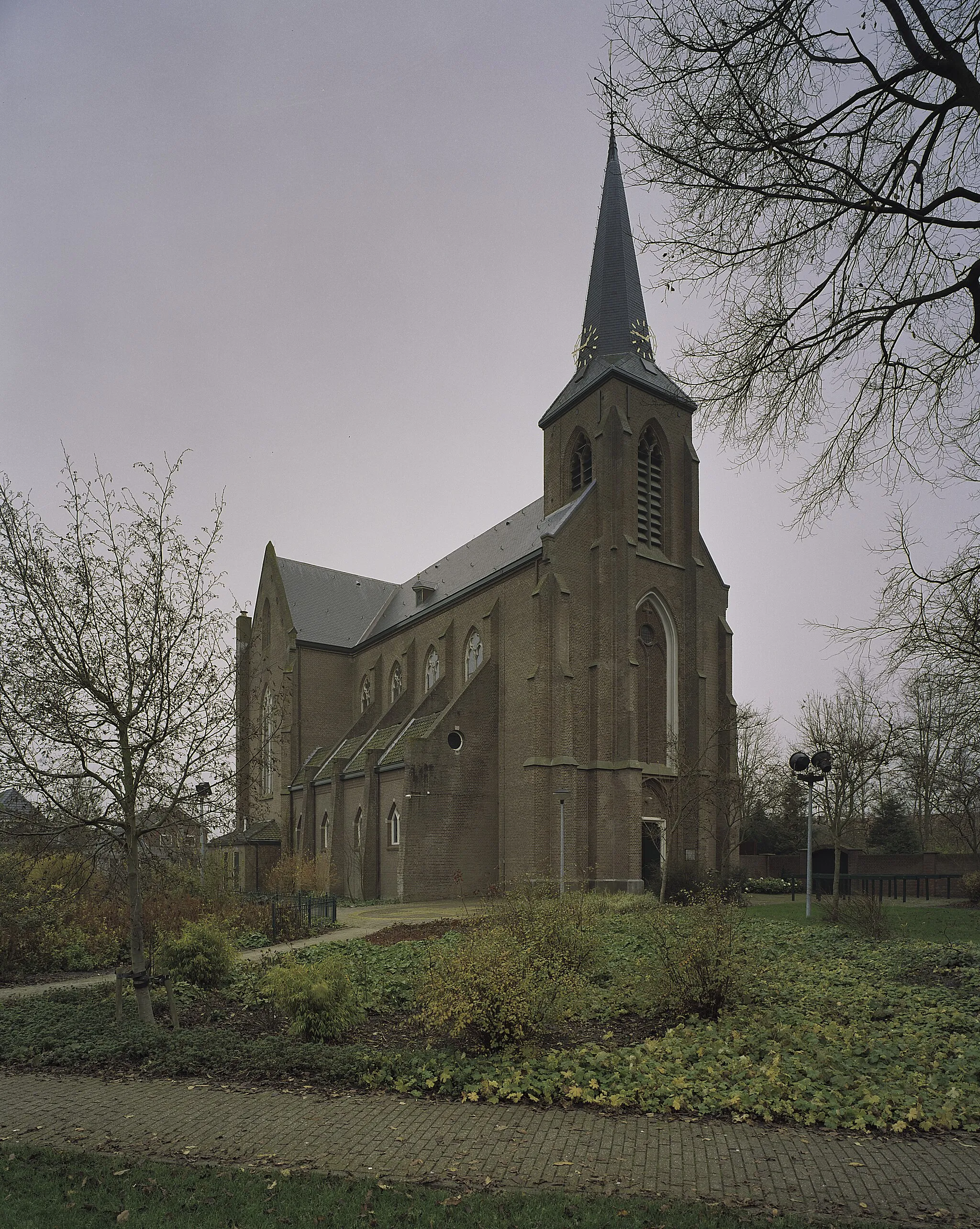 Photo showing: Sint Jacobus de Meerderekerk: Overzicht westgevel toren en noordgevel met lage zijbeuken (opmerking: Gefotografeerd voor Monumenten In Nederland Noord-Holland)