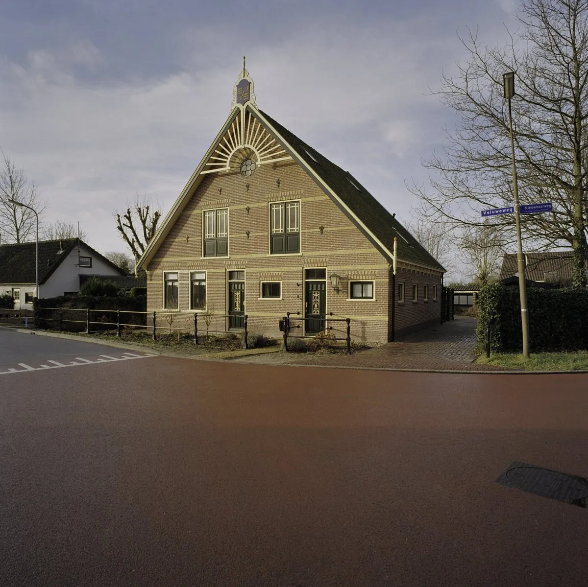 Photo showing: Overzicht voorgevel van boerderij met siermetselwerk en sierspant (opmerking: Gefotografeerd voor Monumenten In Nederland Noord-Holland)