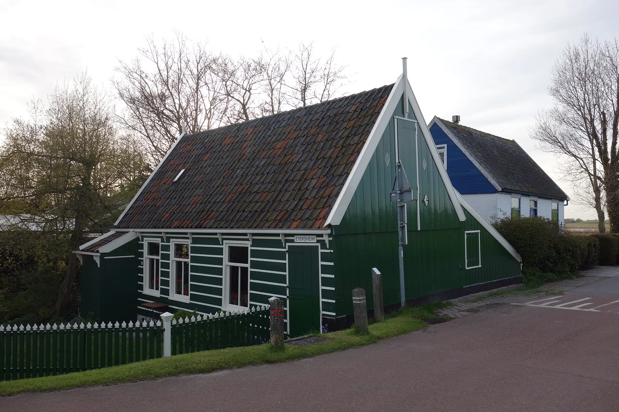 Photo showing: Houten pand onder de dijk. Het pand staat bekend als het winkeltje van Dik Trom.