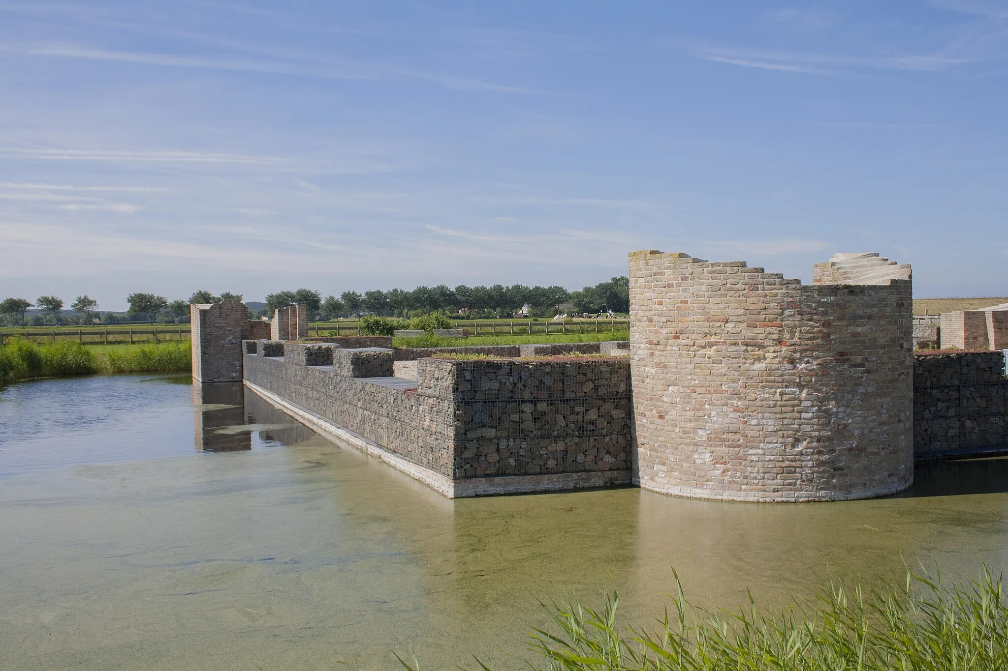 Photo showing: Kasteel Nieuwendoorn. Grondslagen van het 13e eeuwse kasteel Nieuwendoorn.