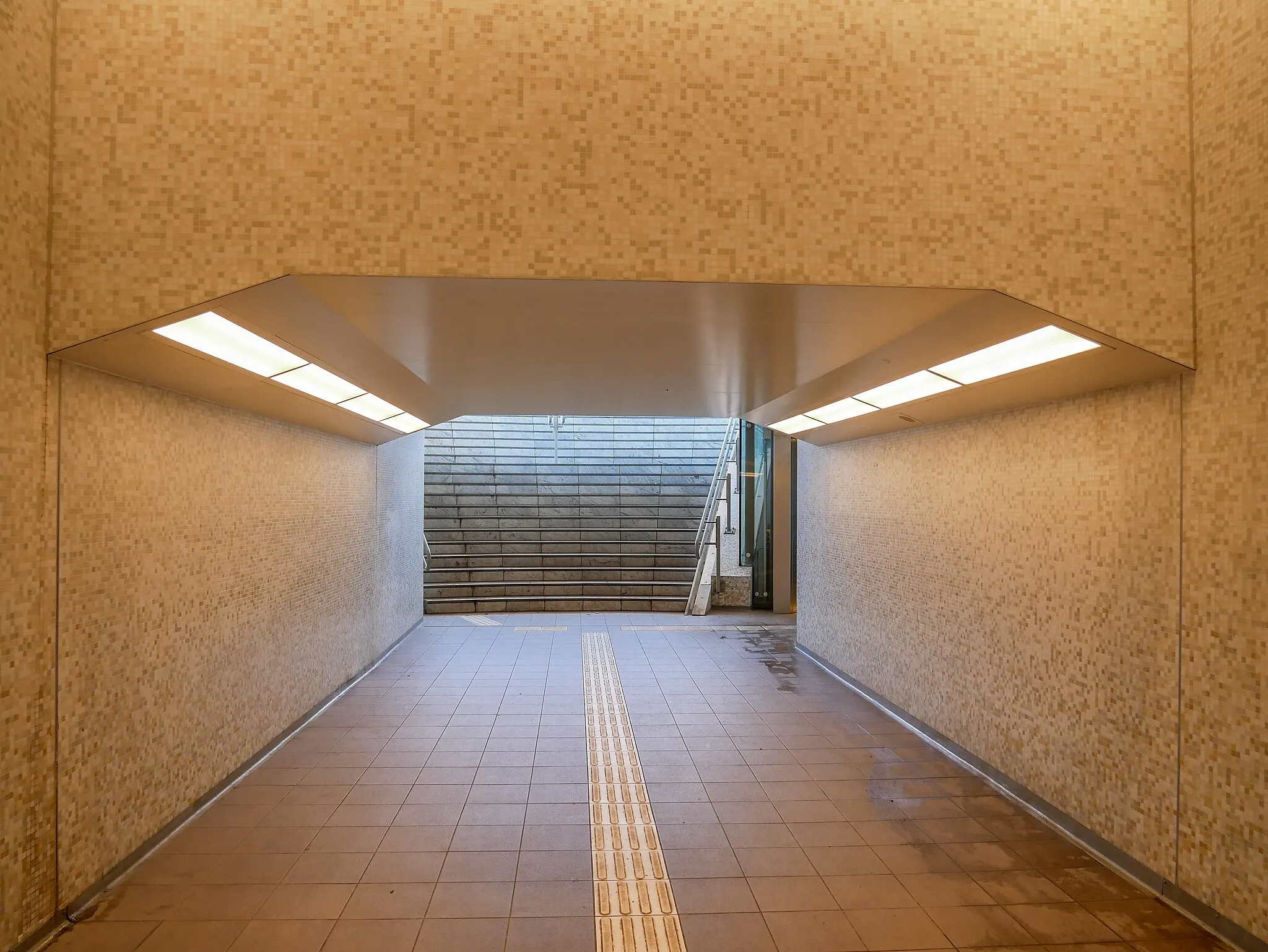 Photo showing: Pedestrian tunnel below the tracks at Castricum railway station