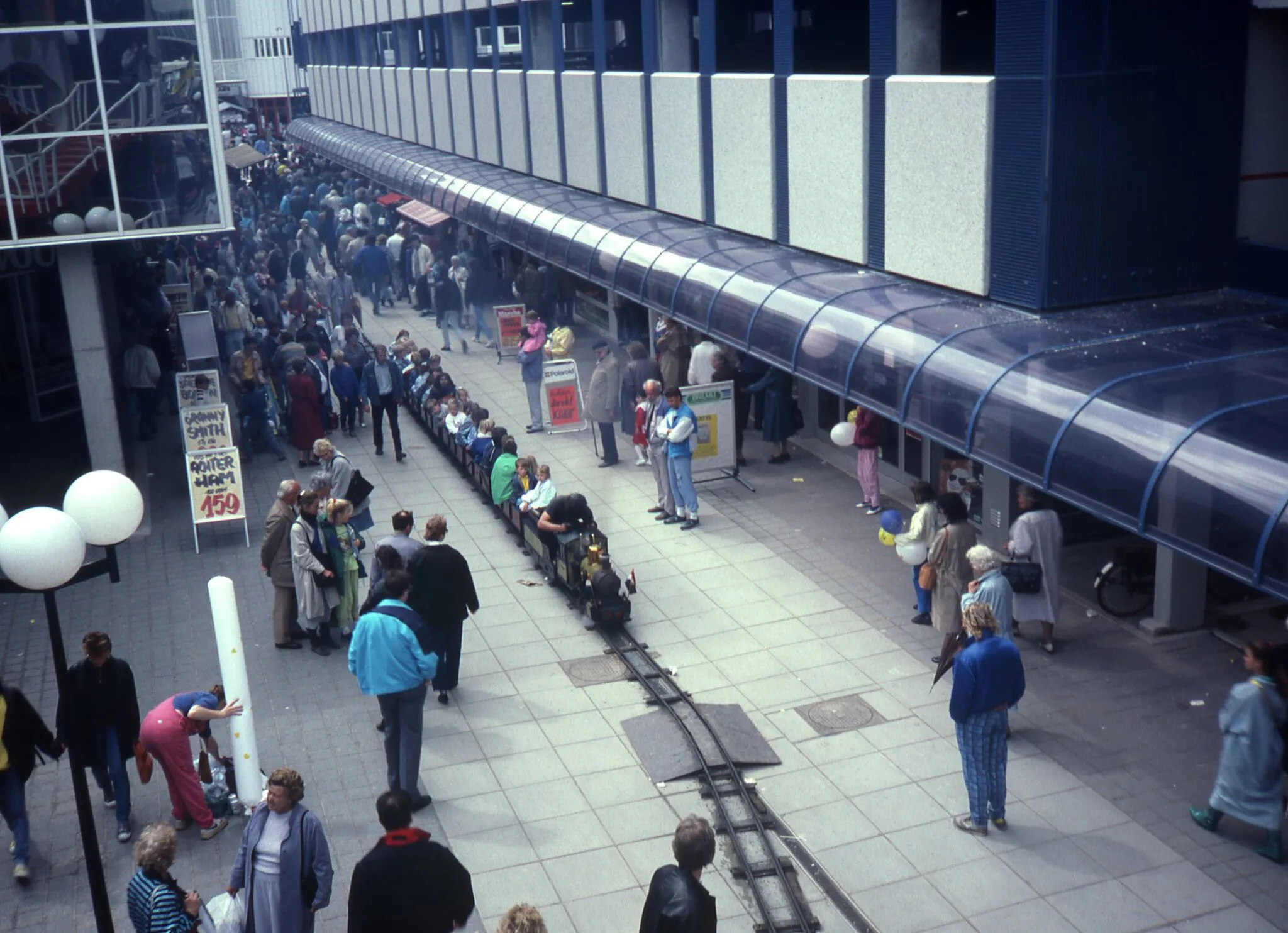 Photo showing: Modelstoomtrein in winkelstraat Korte Promenade te Almere.