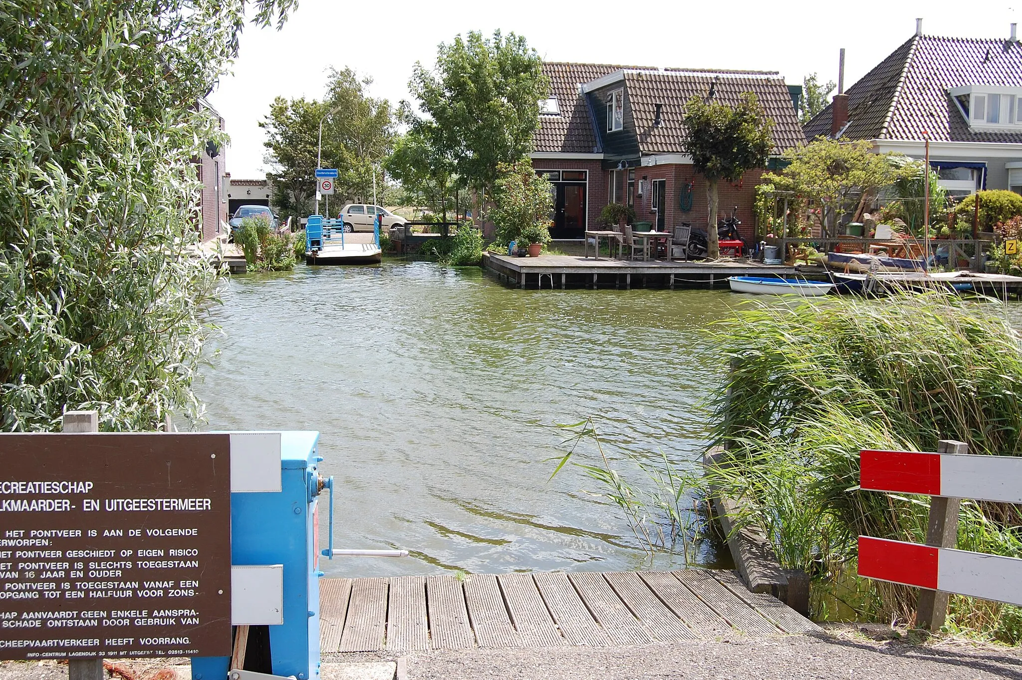 Photo showing: Het fiets- en voetgangerspontje te Knollendam over de Knollendammervaart