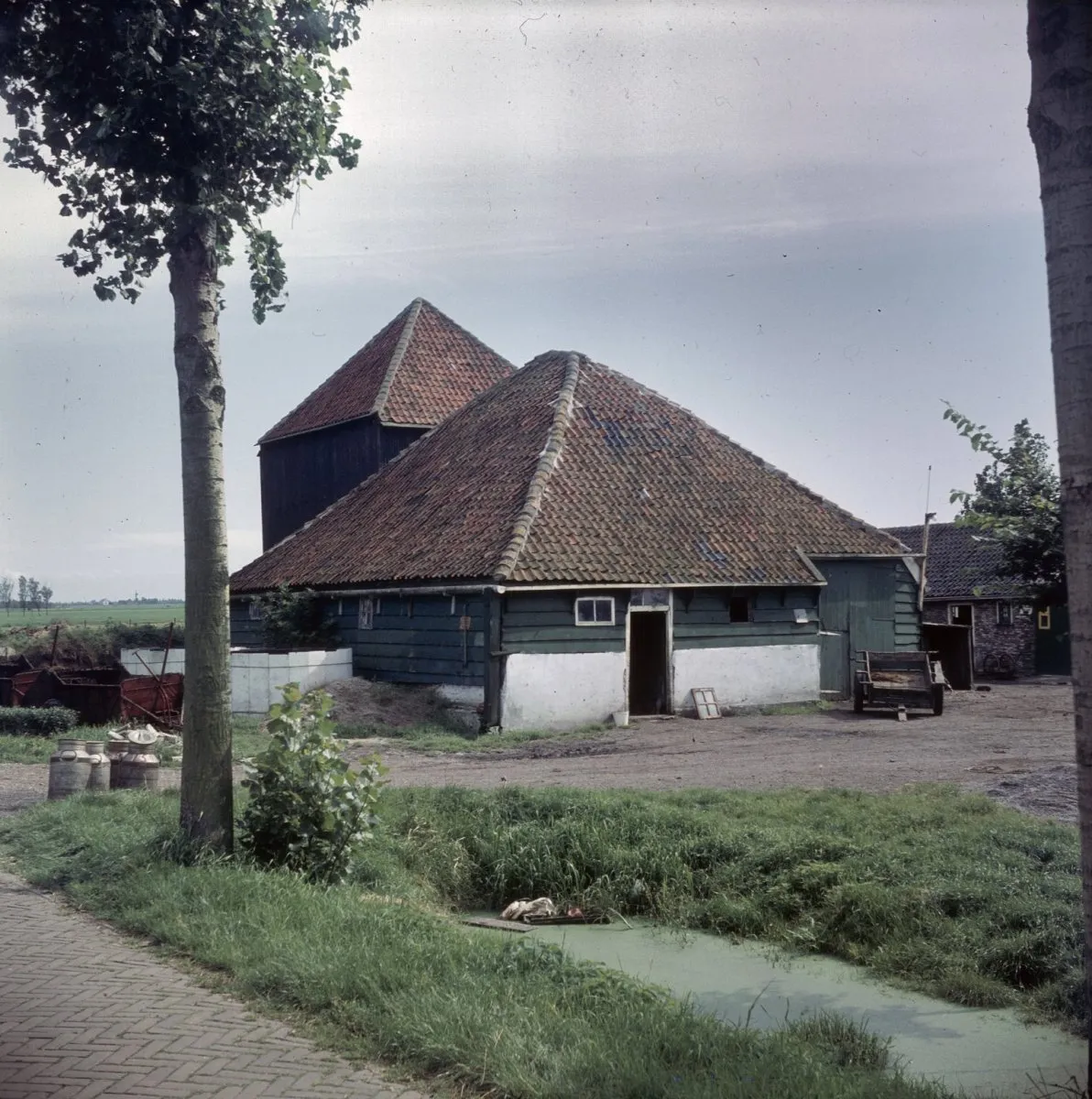 Photo showing: Schuur/ Tentdak: Overzicht van een schuur met tentdak bij boerderij