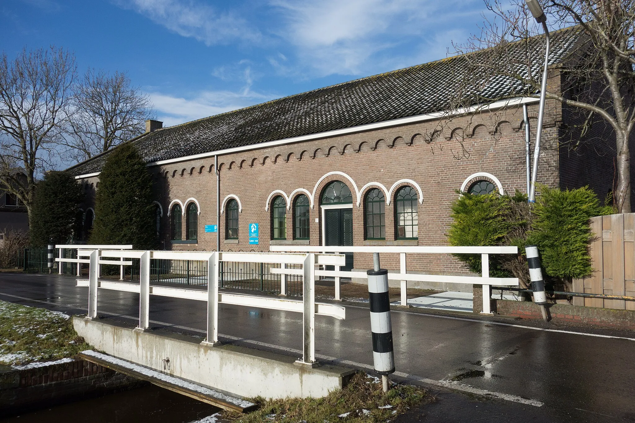 Photo showing: Gemaal aan het Zeevangsdijkje 2 in Kwadijk. Gemaal is aangewezen als provinciaal monument en functioneert tot op de dag van vandaag als gemaal.
