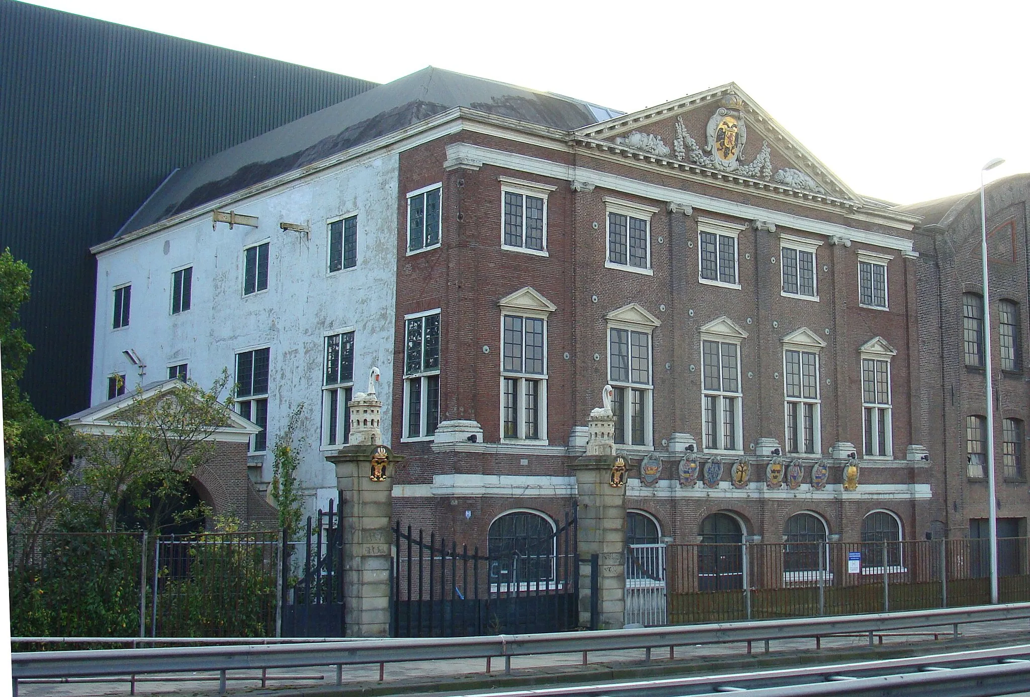 Photo showing: Huis Zwanenburg or Huis ter Hart, former "gemeenlandshuis" of the water board of Rijnland, in Halfweg, the Netherlands (between Haarlem and Amsterdam). The front shows the coats of arms of the members of the Board (Dyckgraef ende hoochheymraeden van Rynlandt).