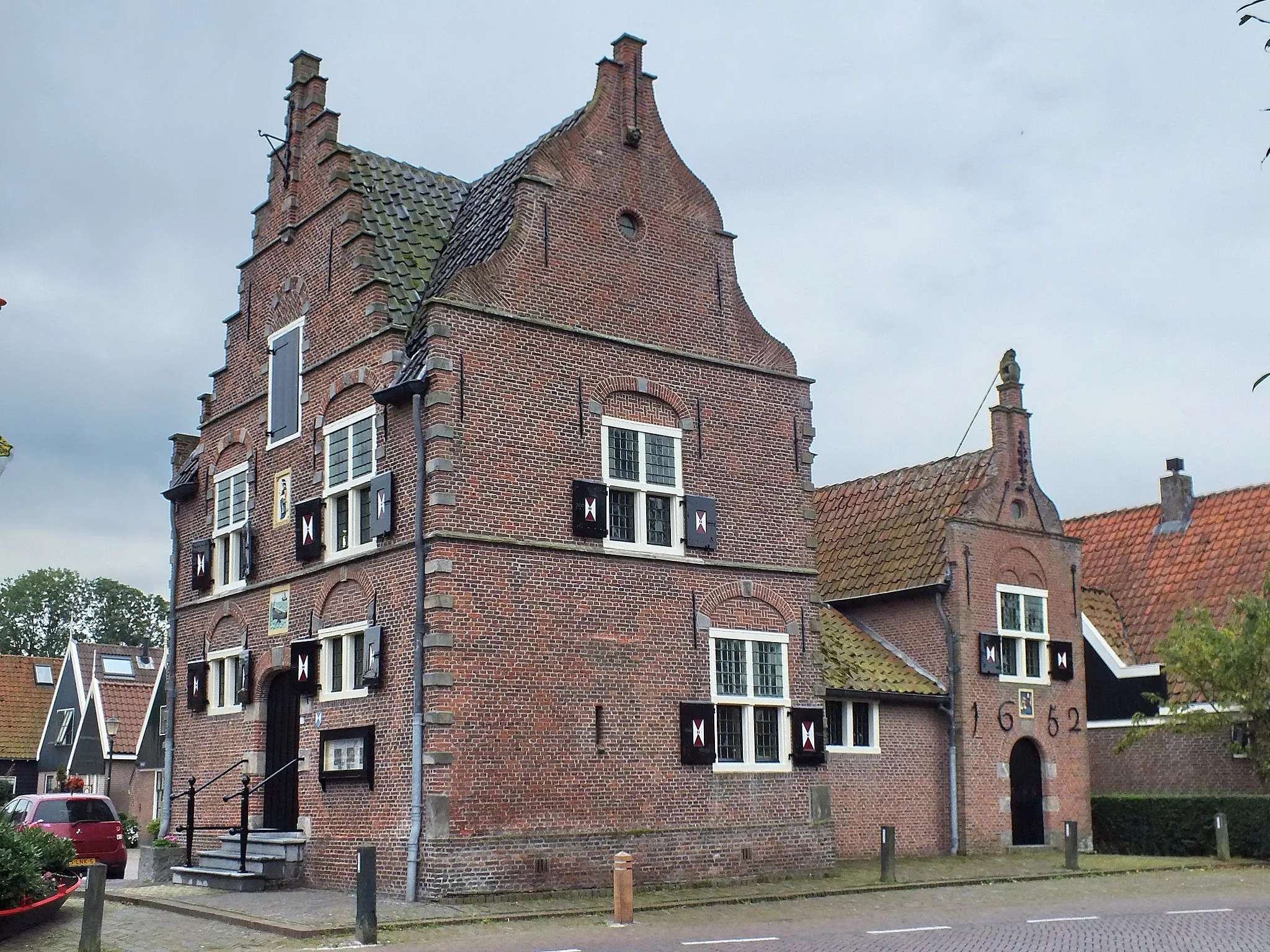 Photo showing: RAADHUIS. Gebouw uit 1639 met twee trapgevels en een in- en uitgezwenkte topgevel. Tegen de achterzijde het voormalige Rechthuis van Noordschermer, een gebouwtje uit 1652 met in-en uitgezwenkte voorgevel, hierheen overgebracht in 1938-'39.