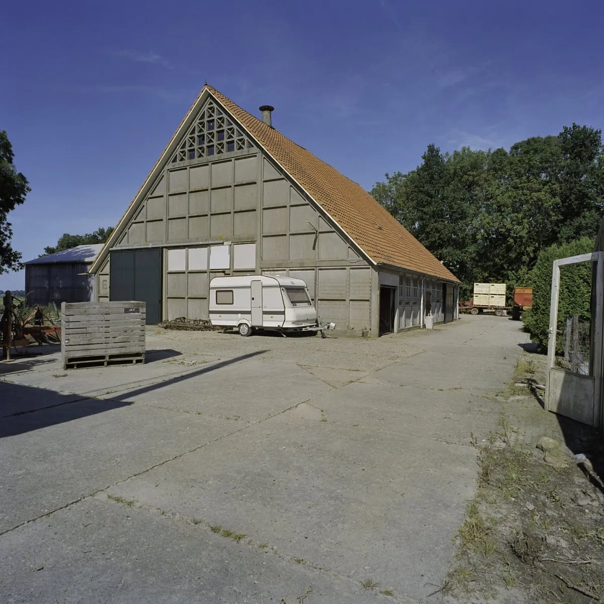 Photo showing: Boerderijen/ Schuur: Boerderij met montageschuur (opmerking: Gefotografeerd voor Monumenten In Nederland Flevoland)