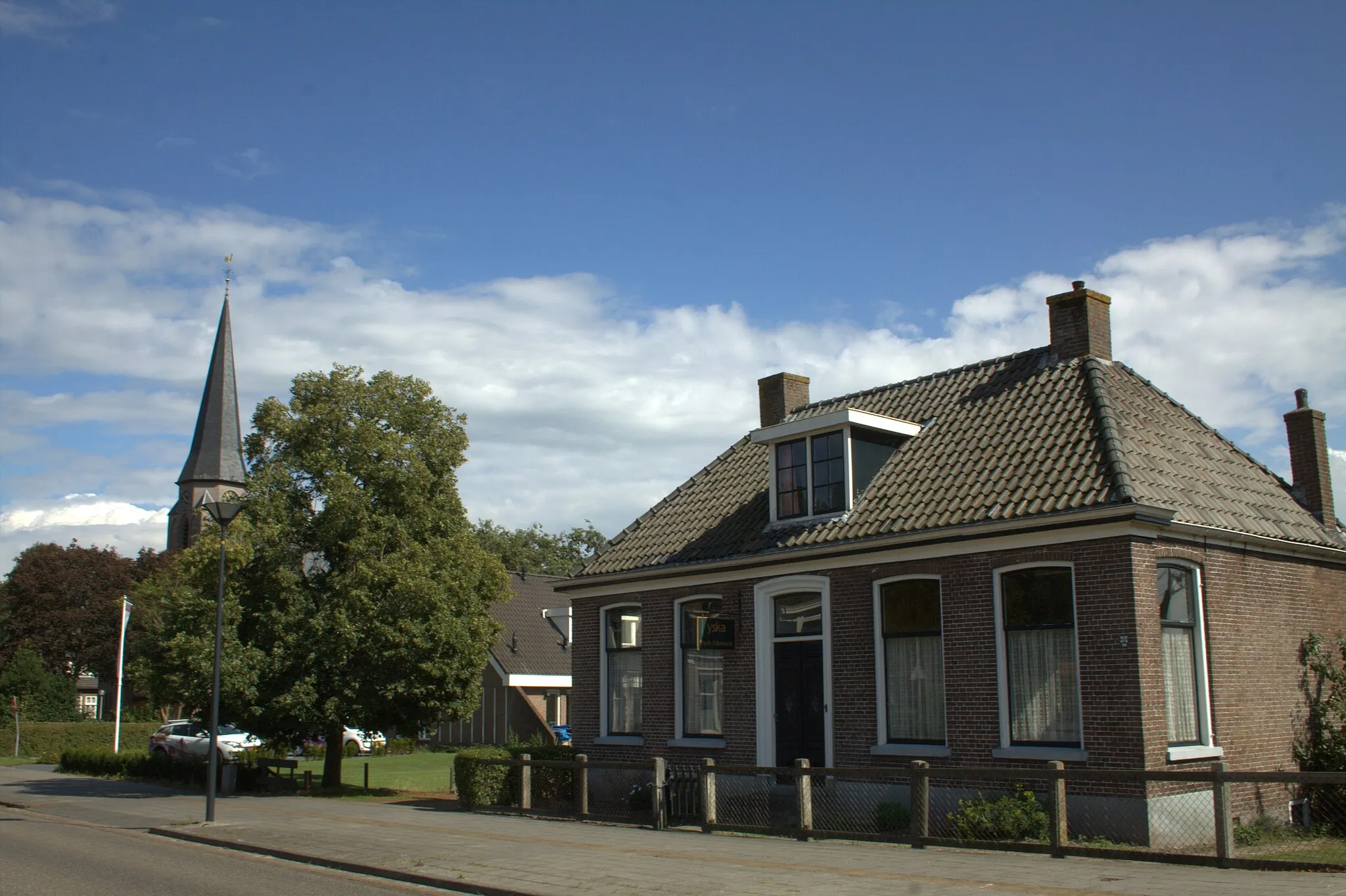 Photo showing: In de verte zien we de Sint- Franciscuskerk in Wolvega aan de Lycklamawei.
