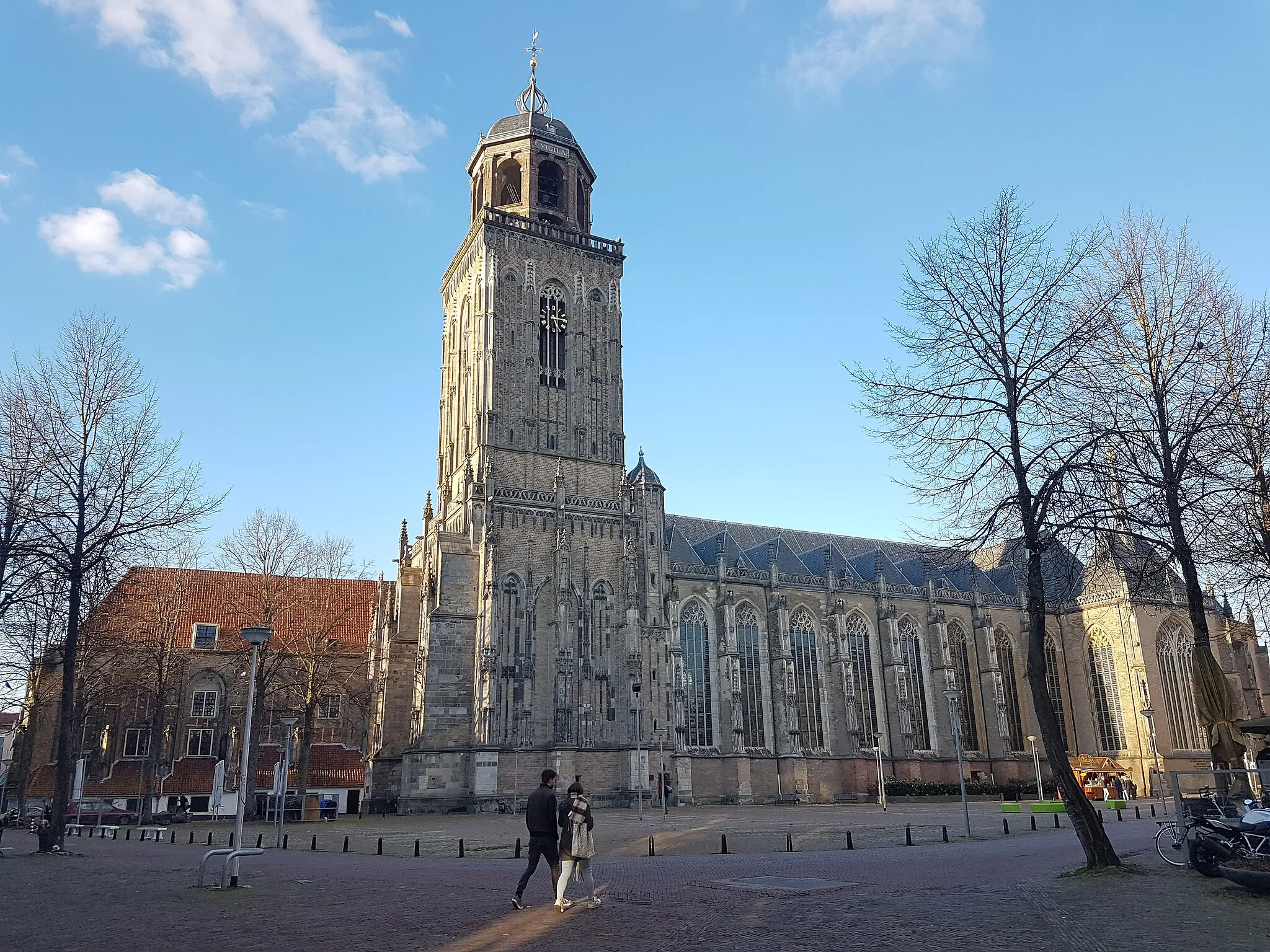 Photo showing: Rechts de Grote of Lebuinuskerk (kapittel) en links het restant van de Mariakerk (parochie) gezien vanaf het Grote Kerkhof in Deventer