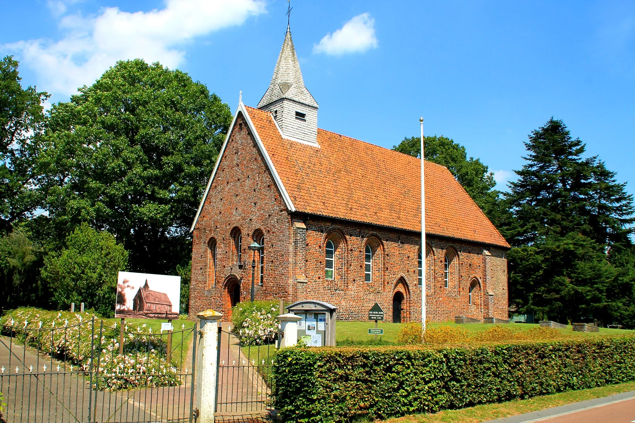 Photo showing: Zweeloo, De Wheem 10 - Hervormde kerk