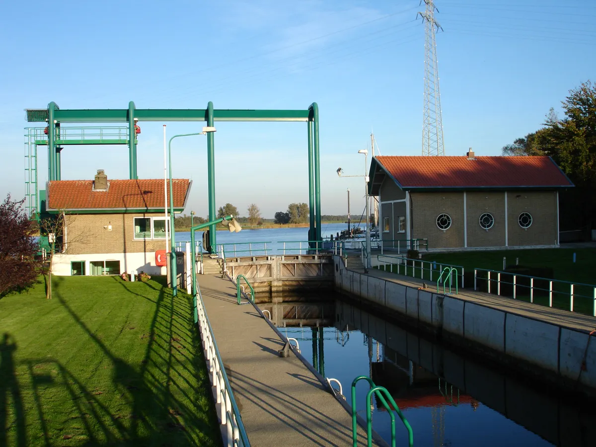 Photo showing: Canal lock in the Noordoostpolder, the Netherlands.