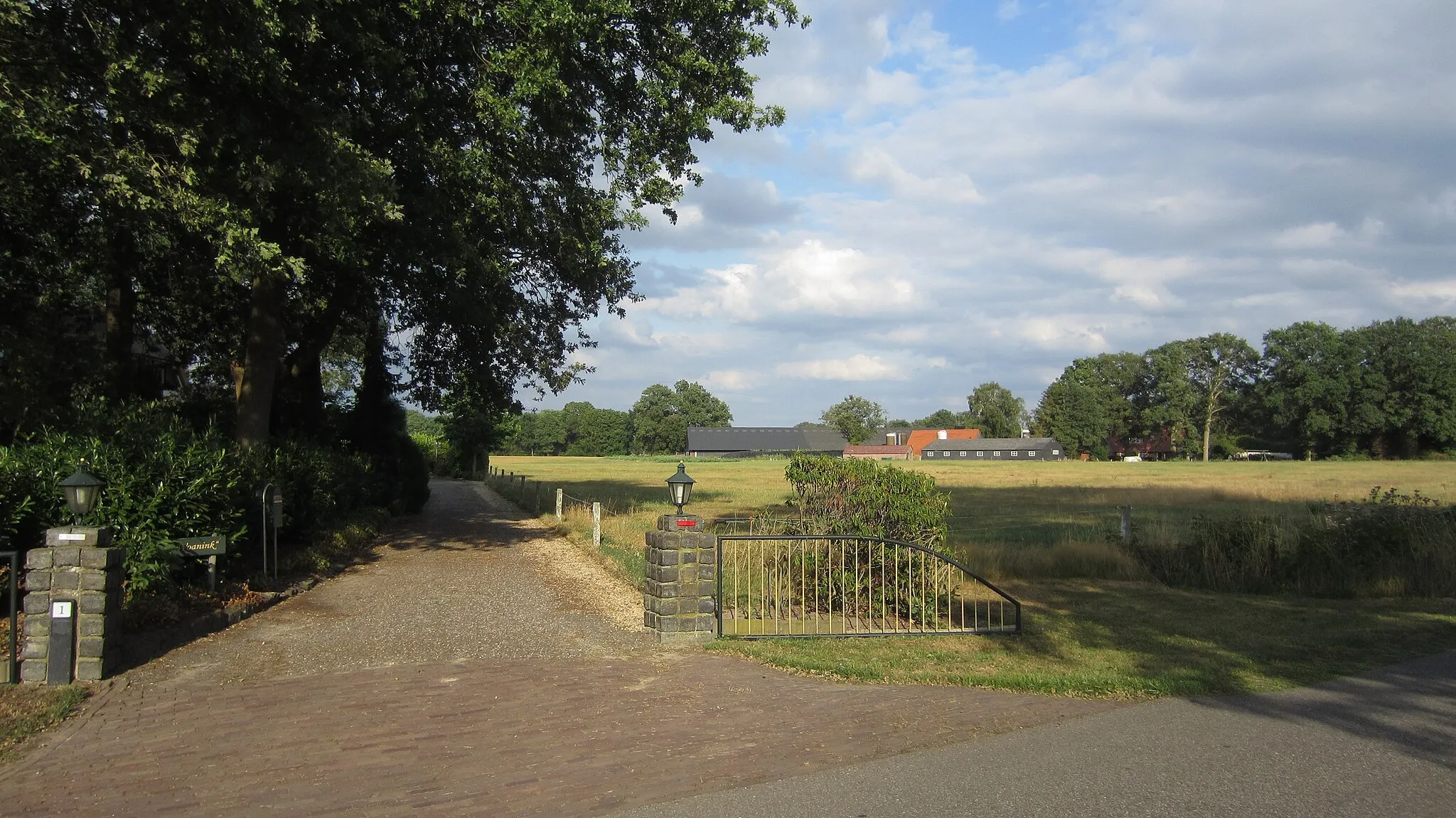 Photo showing: Oprit met pijlers Veldhuisweg 1 (voorheen Dorreweg 1), Ambt Delden – Woanink. Op de achtergrond de Twickel-boerderij Veldhuisweg 3 (voorheen Dorreweg 3)