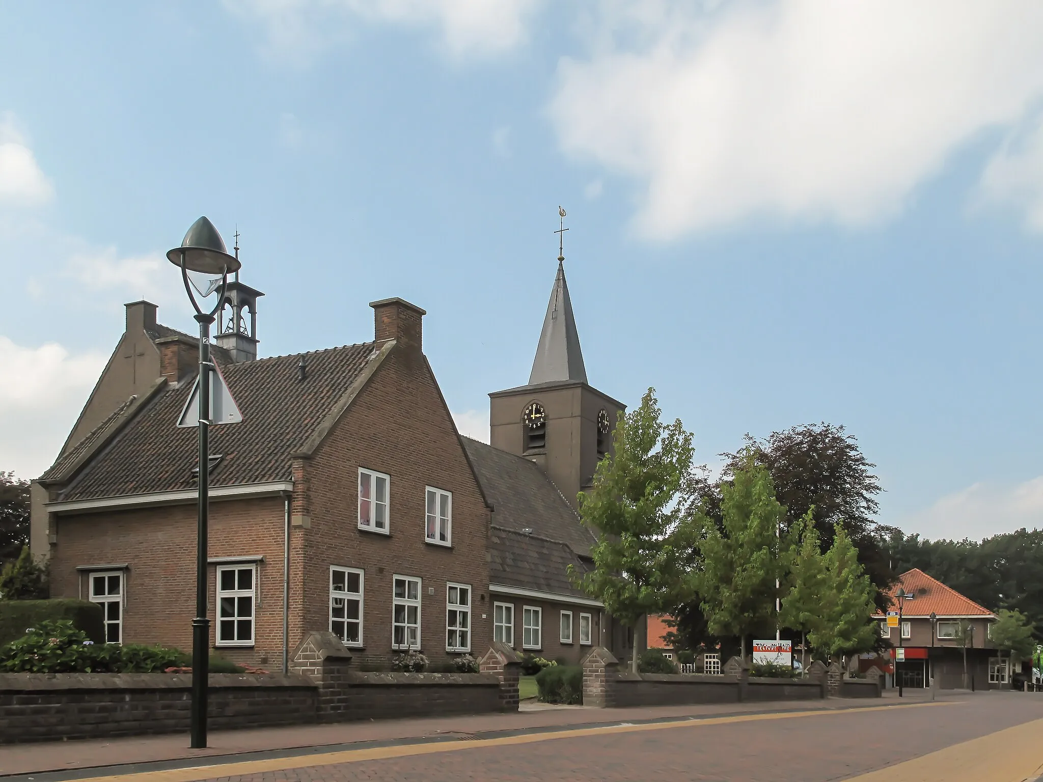 Photo showing: Reutum, church in the street