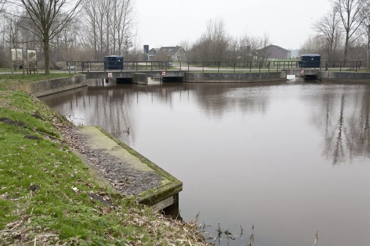 Photo showing: Stuwcomplex: De Veene-leiding loopt hier over in de Linderbeek (opmerking: Publicatie: Mens en land in het hart van Salland (Landschapsbiografie Oost-Nederland))