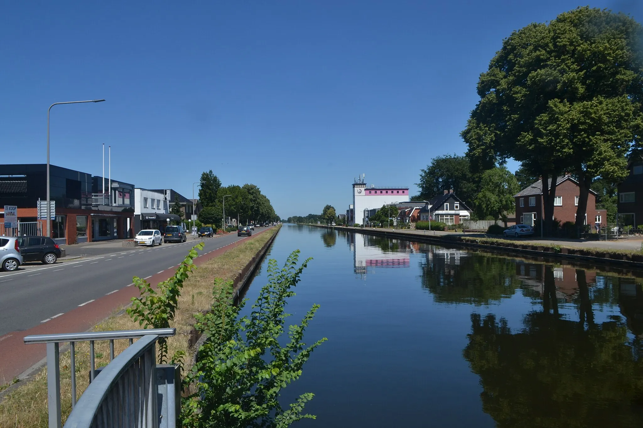 Photo showing: Kanaal Almelo-De Haandrik in Vroomshoop English:
Welcome and thank you for being here! This image forms part of a collection of photographs of moments on Planet Earth.
If you intend to use this picture for your own purposes, please credit me with the following attribution line: Janko Hoener / CC-BY-SA-4.0. This is required by the license terms. A link back to this page and informing me about your usage via FlickrMail is appreciated.
Deutsch:
Willkommen und vielen Dank, dass Sie hier sind! Dieses Bild stellt Teil einer Sammlung von Fotografien von Augenblicken auf dem Planet Erde dar.

Wenn Sie dieses Foto für eigene Zwecke nutzen möchten, geben Sie bitte Janko Hoener / CC-BY-SA-4.0 in der Bildunterschrift an. Dies ist per Lizenz gefordert. Über einen Link auf diese Seite und eine Benachrichtigung über die Nutzung via FlickrMail freue ich mich.