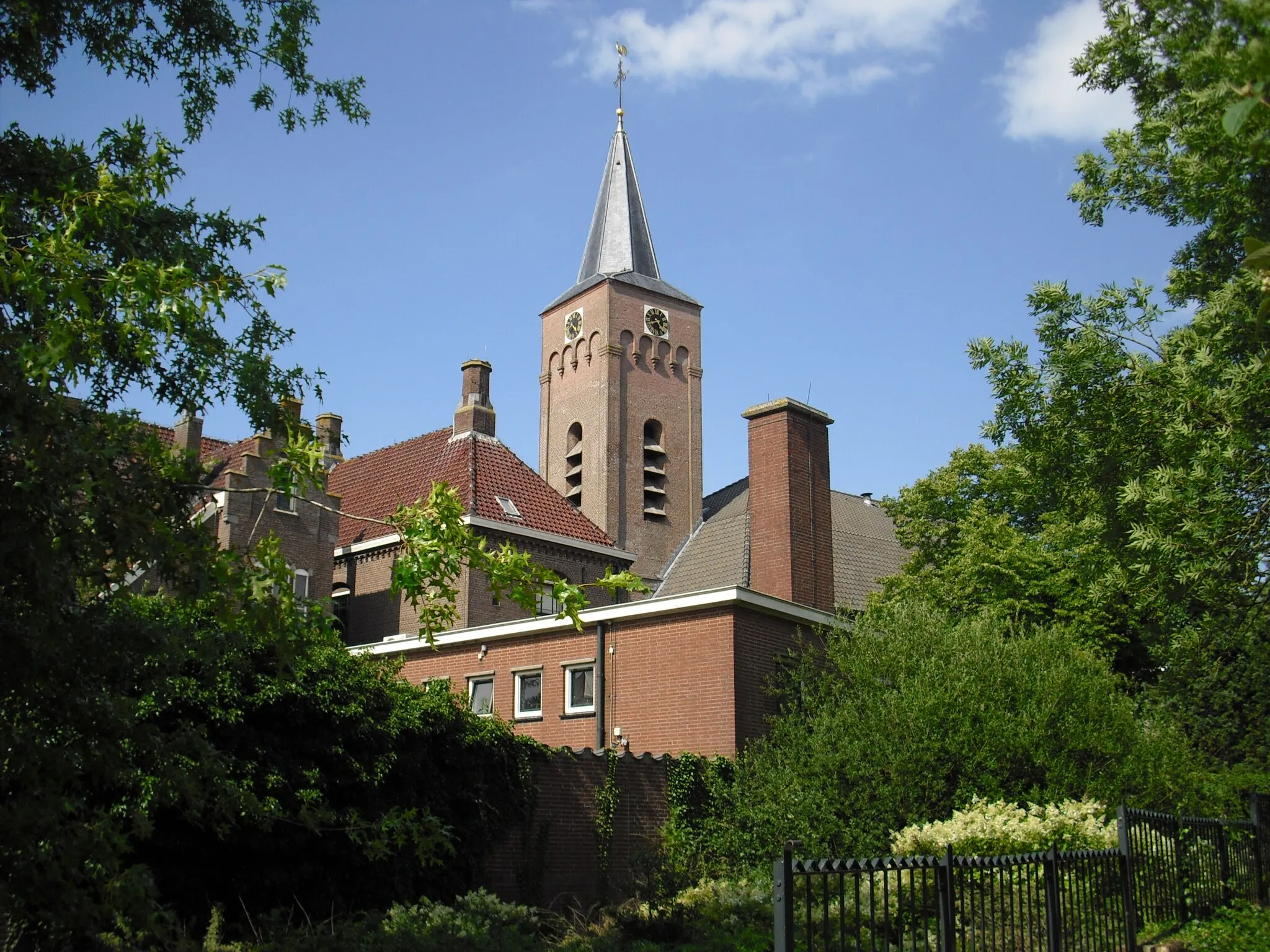 Photo showing: De kerktoren van de Stephanuskerk boven Hardenberg vanaf het Bouwmanplein.