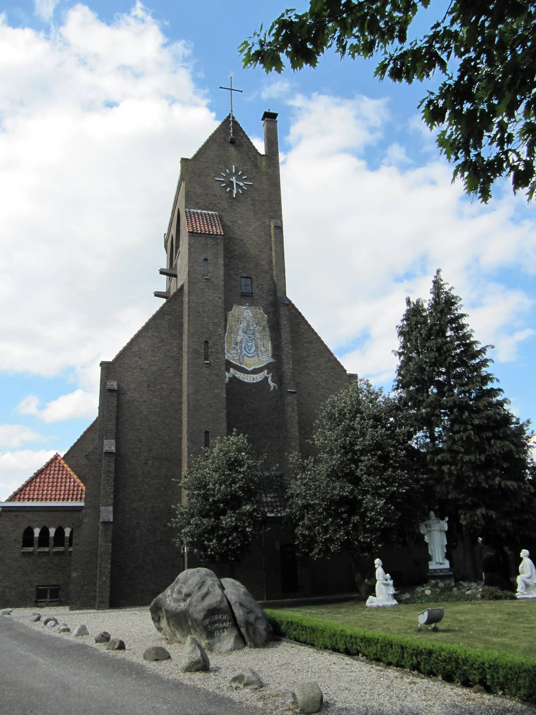 Photo showing: ROOMS KATHOLIEKE KERK gebouwd door architect J. van Dongen Jr. (Apeldoorn) in 1932 in de stijl van het Traditionalisme.

Rijksmonumentnr: 468597