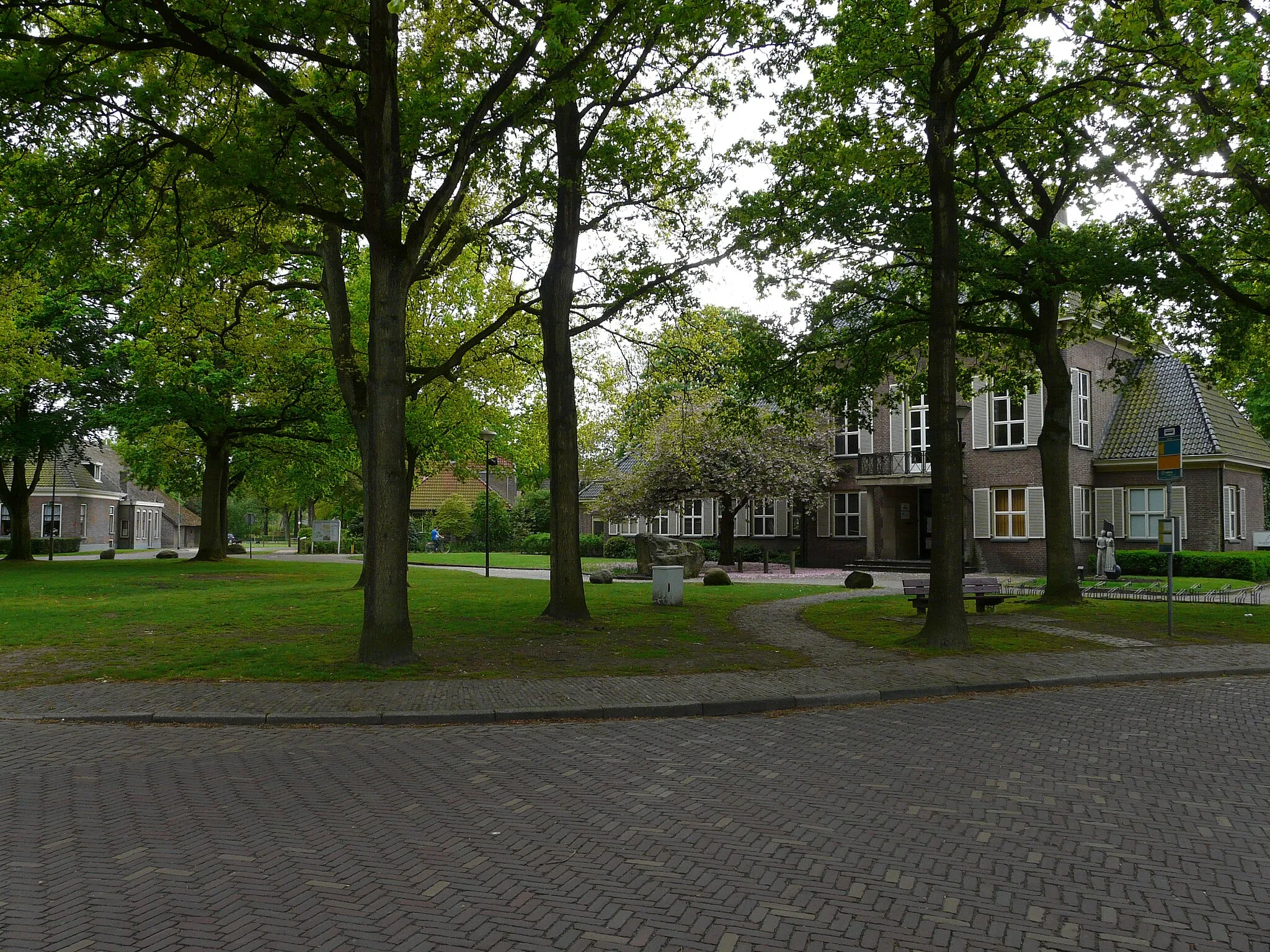 Photo showing: Zicht op een deel van de Brink in Diever. Rechts het voormalige gemeentehuis op de Brink 4 (1955-'57, J. Boelens Kzn.), een provinciaal monument (PM2-0279).
