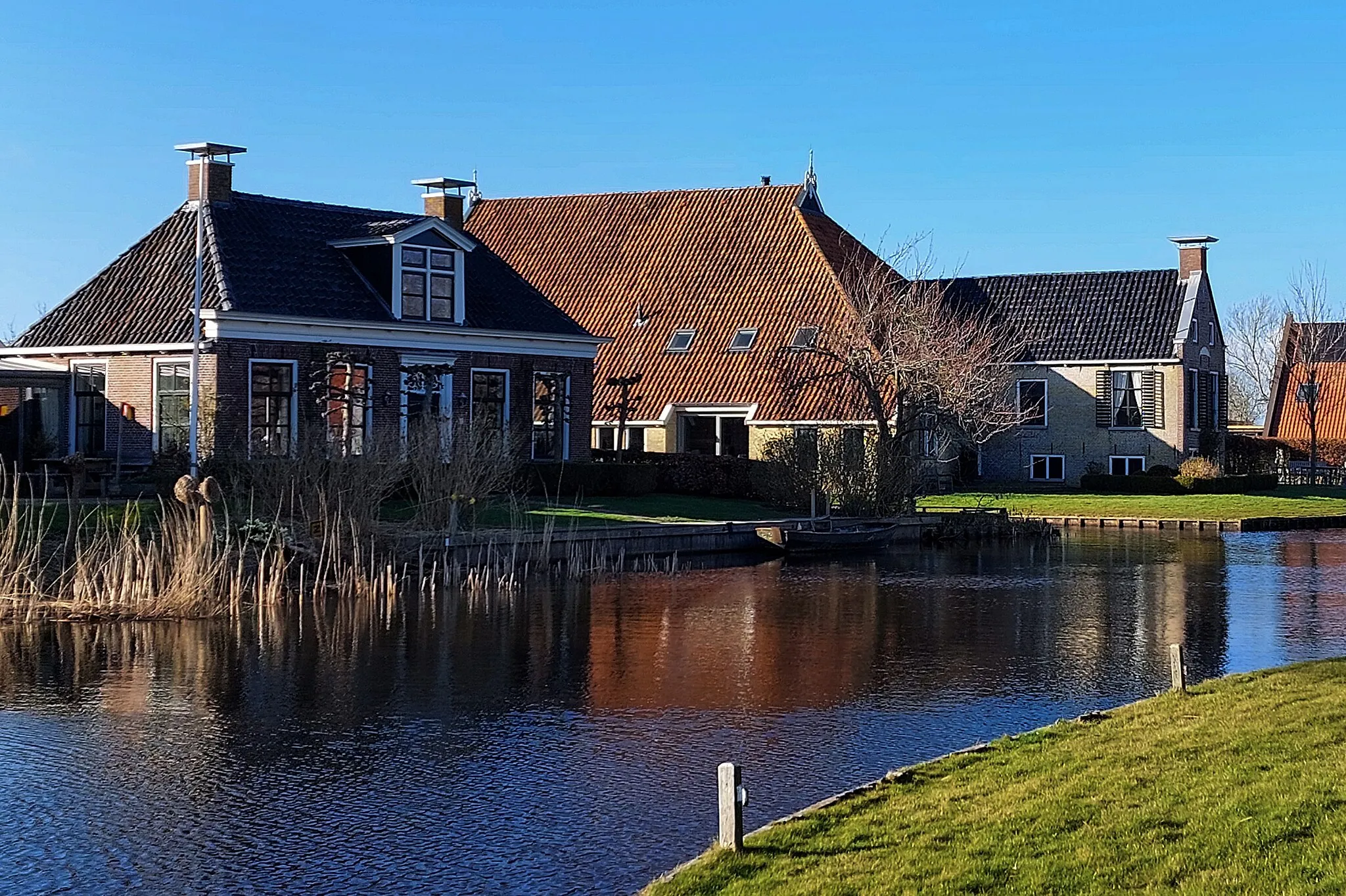 Photo showing: De Broek, sicht op Noard-Broeksterfeart mei wente en pleats oan de Plústerdyk