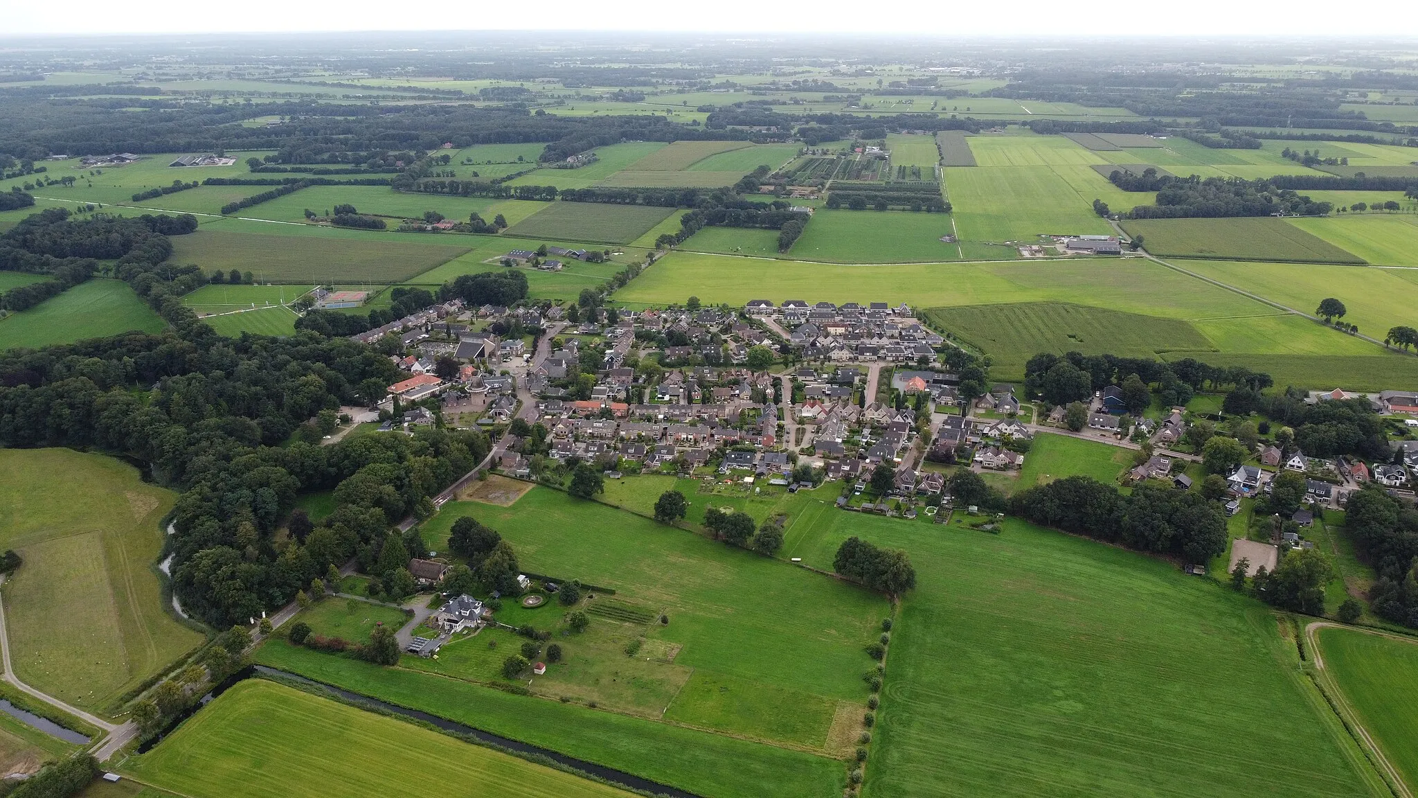 Photo showing: The village of Hoonhorst, as viewed from the sky. Captured with a DJI Mavic Mini drone.