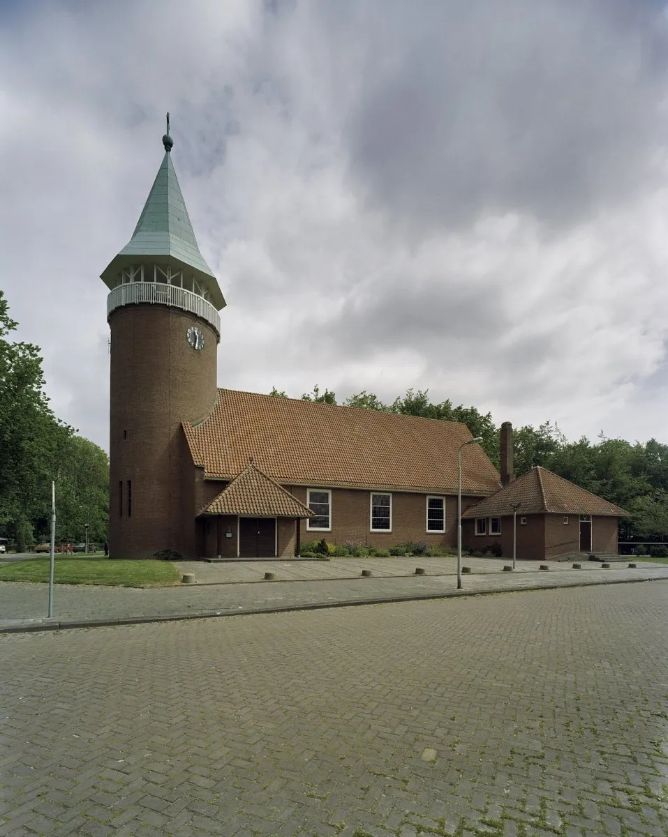 Photo showing: Sint Jozefkerk: Overzicht gevel kerk met ingangsportaal (opmerking: Gefotografeerd voor Monumenten In Nederland Flevoland)