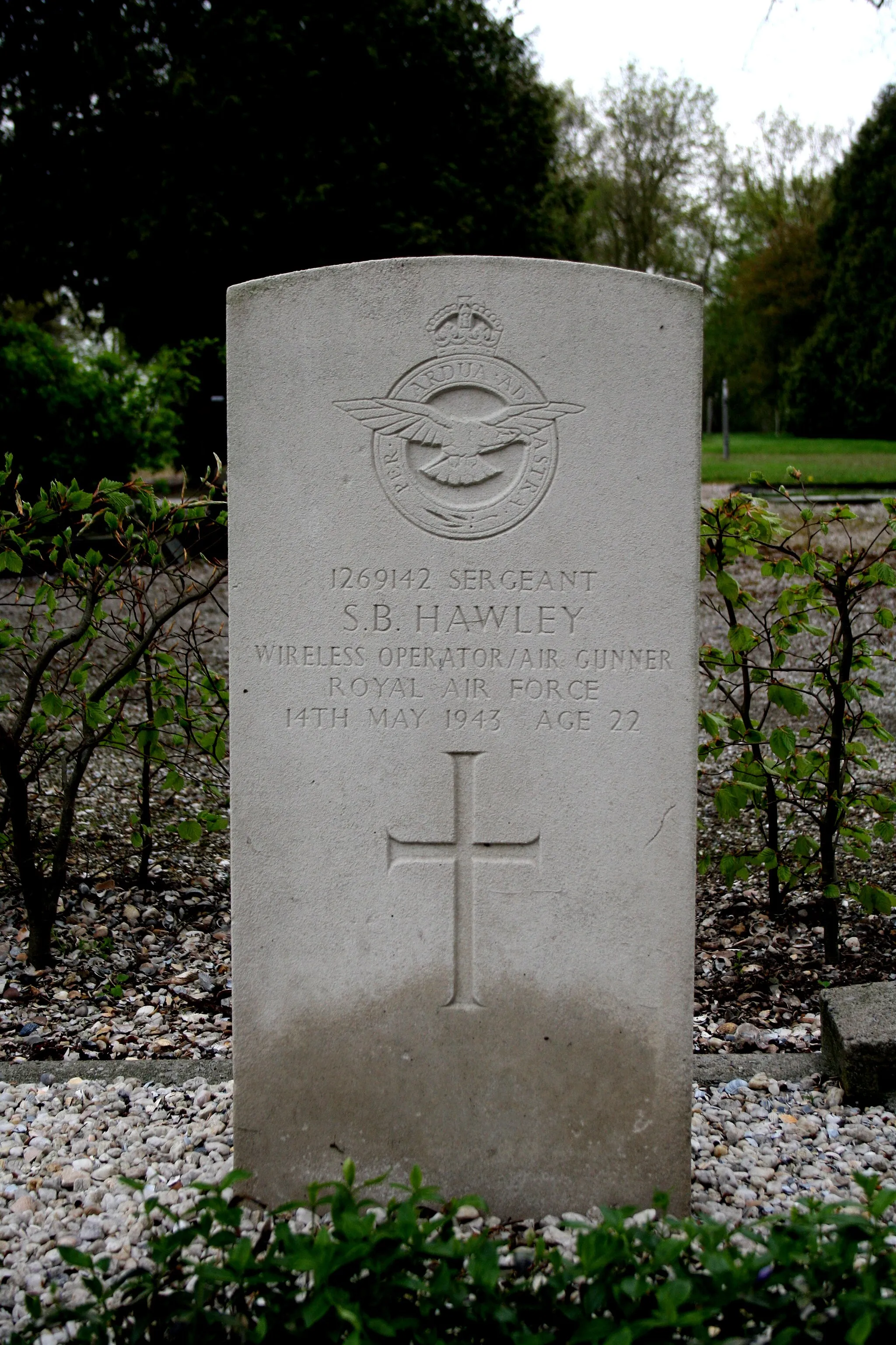 Photo showing: Cemetery Oud Avereest - S.B. Hawley - 14-05-1943. Hawley was de boordschutter/radio-operator van een Halifax, de JB 966 van het 405e squadron