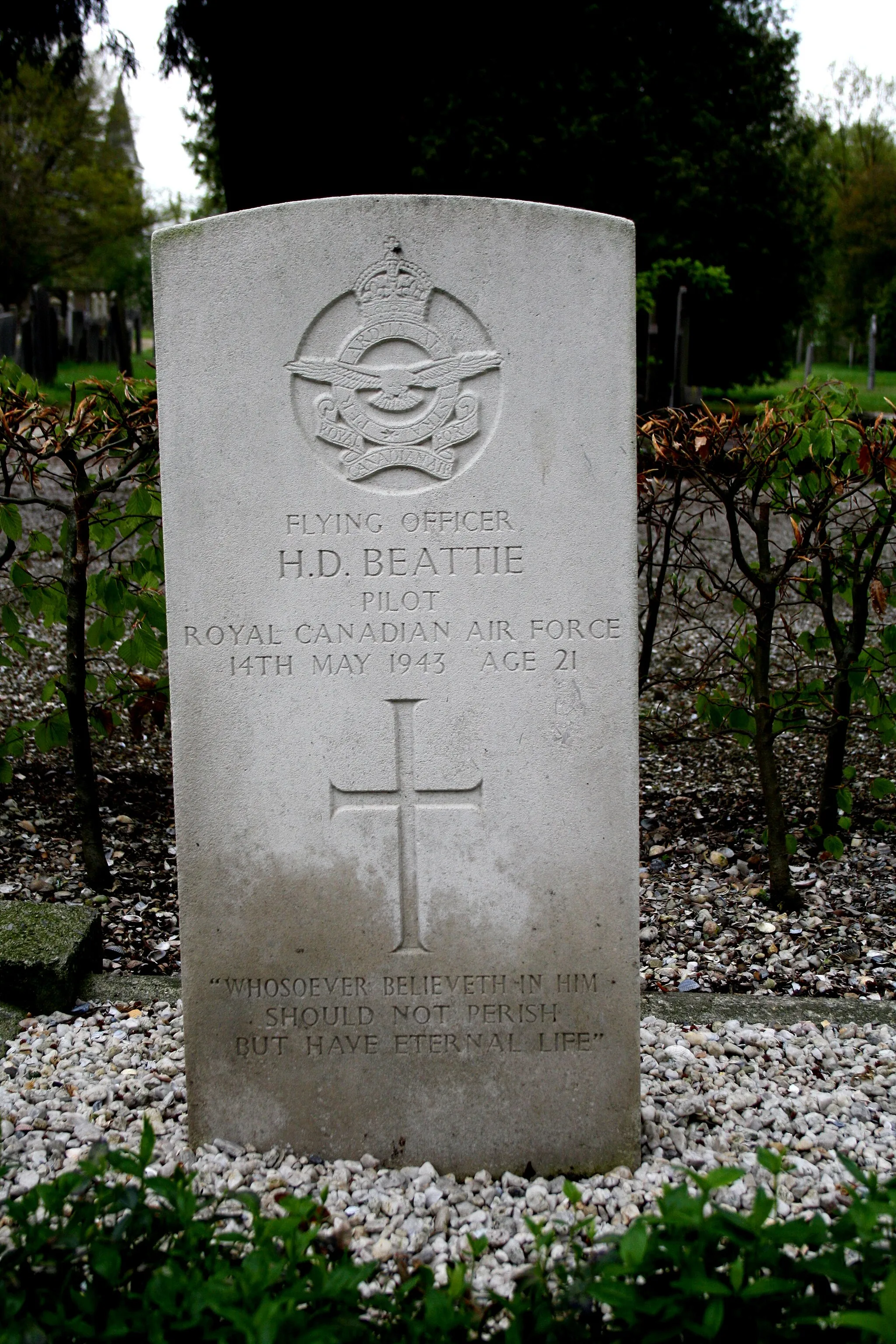 Photo showing: Cemetery Oud Avereest - H.D. Beattie - 14-05-1943. Beallie was gezagvoerder van een Halifax, de JB 966 van het 405e squadron.