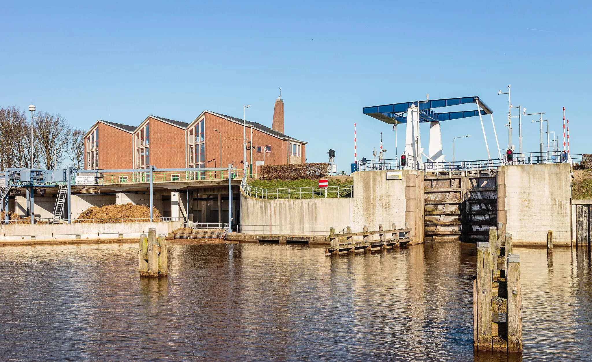 Photo showing: Ketelsluis, bridge over the lower head, in Ketelhaven on the side of the high canal with the Colijn pumping station.