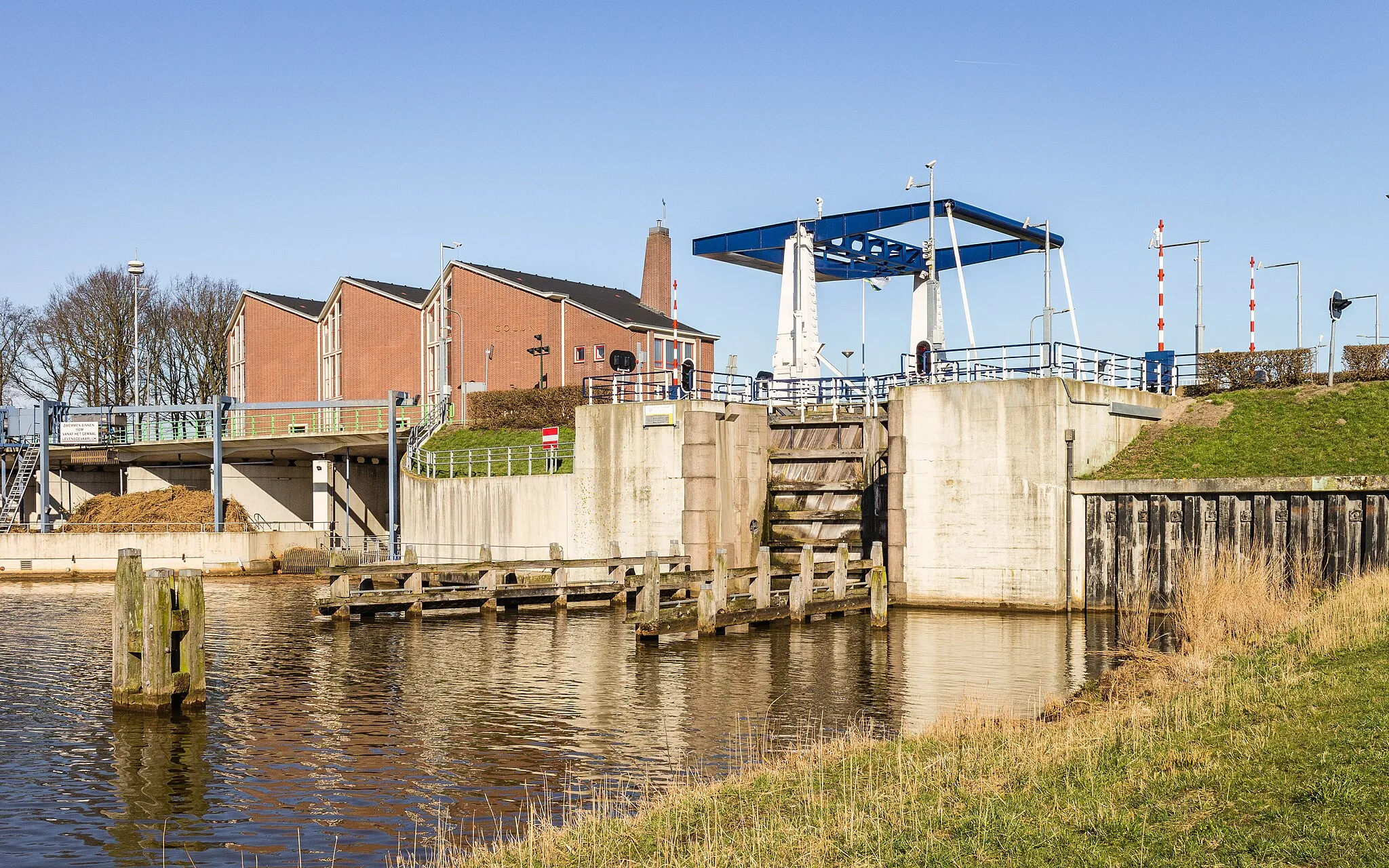 Photo showing: Ketelsluis, bridge over the lower head, in Ketelhaven on the side of the high canal with the Colijn pumping station.