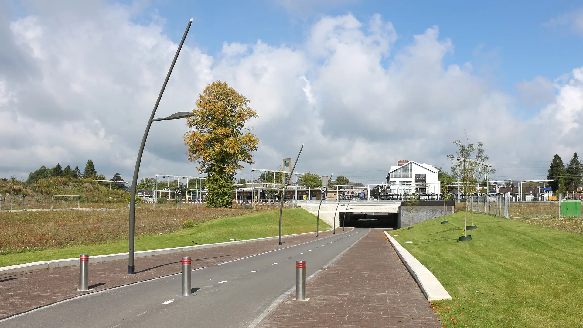 Photo showing: Oldenzaal, De Groene Loper (2014). Onderdoorgang nabij station Oldnzaal, kruist de spoorlijn Hengelo - Bentheim. Klokkenmast van station Oldnzaal.